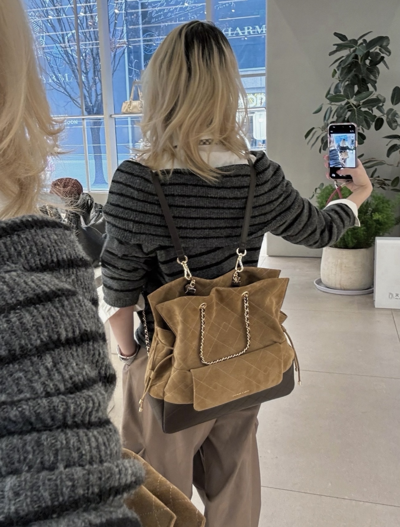 代購-CHARLES&KEITH 小ck 大容量 絨面托特包 雙肩 手提 單肩  Sahara Sand 沙棕色