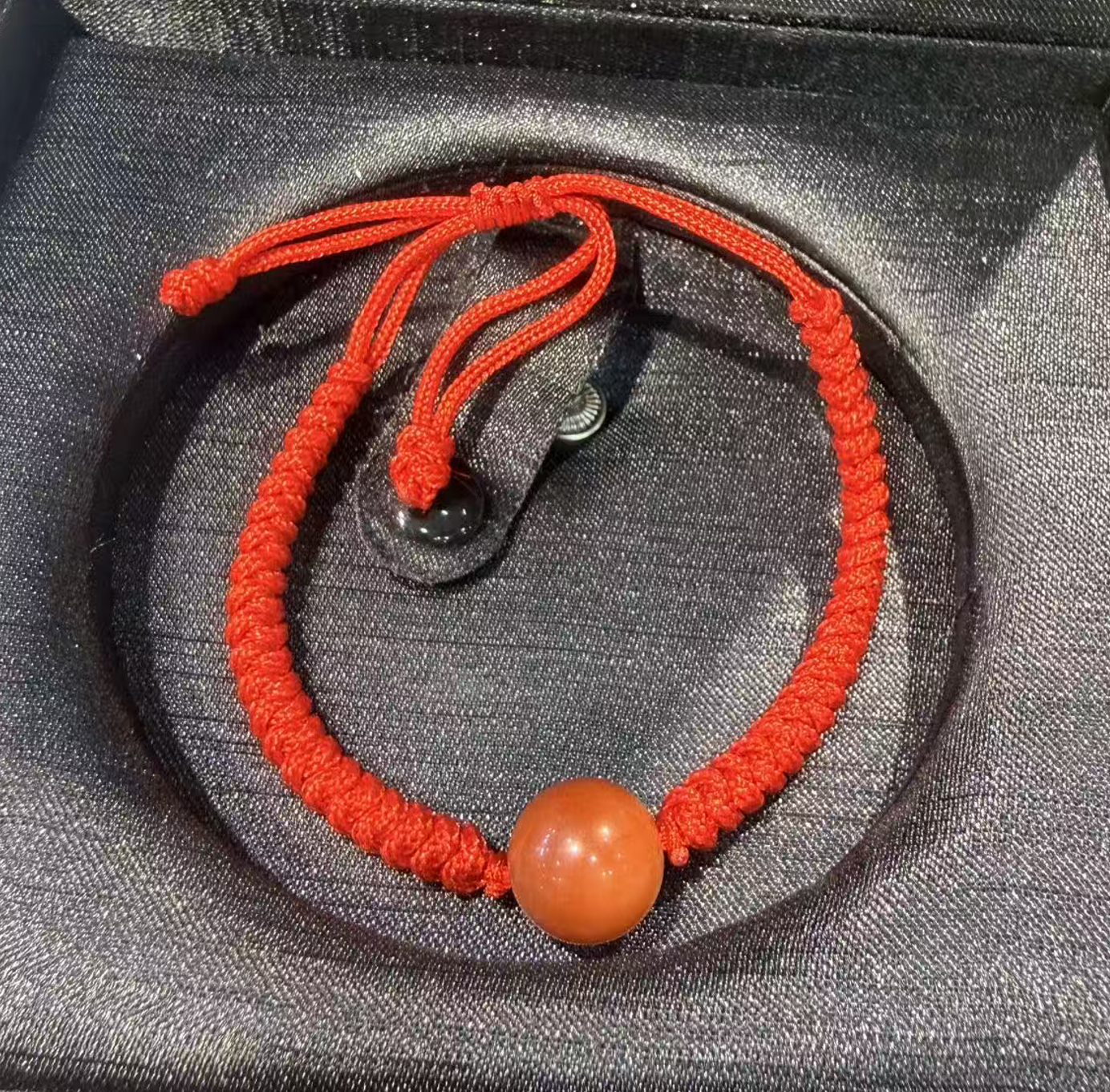 0414gz-撫順琥珀-$1抽獎 PRIZE (1)  南紅手繩 價值$388  (共10件) (隨機) 每人一件 (必須於直播繫領日起計四日內聯繫領取, 否則禮物不會補回/自動作廢