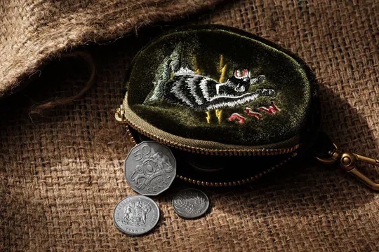 【METALIZE】復古絨布刺繡吊掛圓包／台灣黑熊