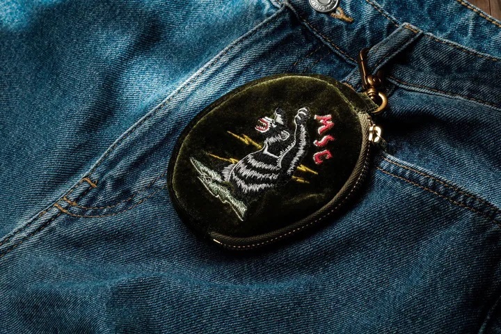 【METALIZE】復古絨布刺繡吊掛圓包／台灣黑熊