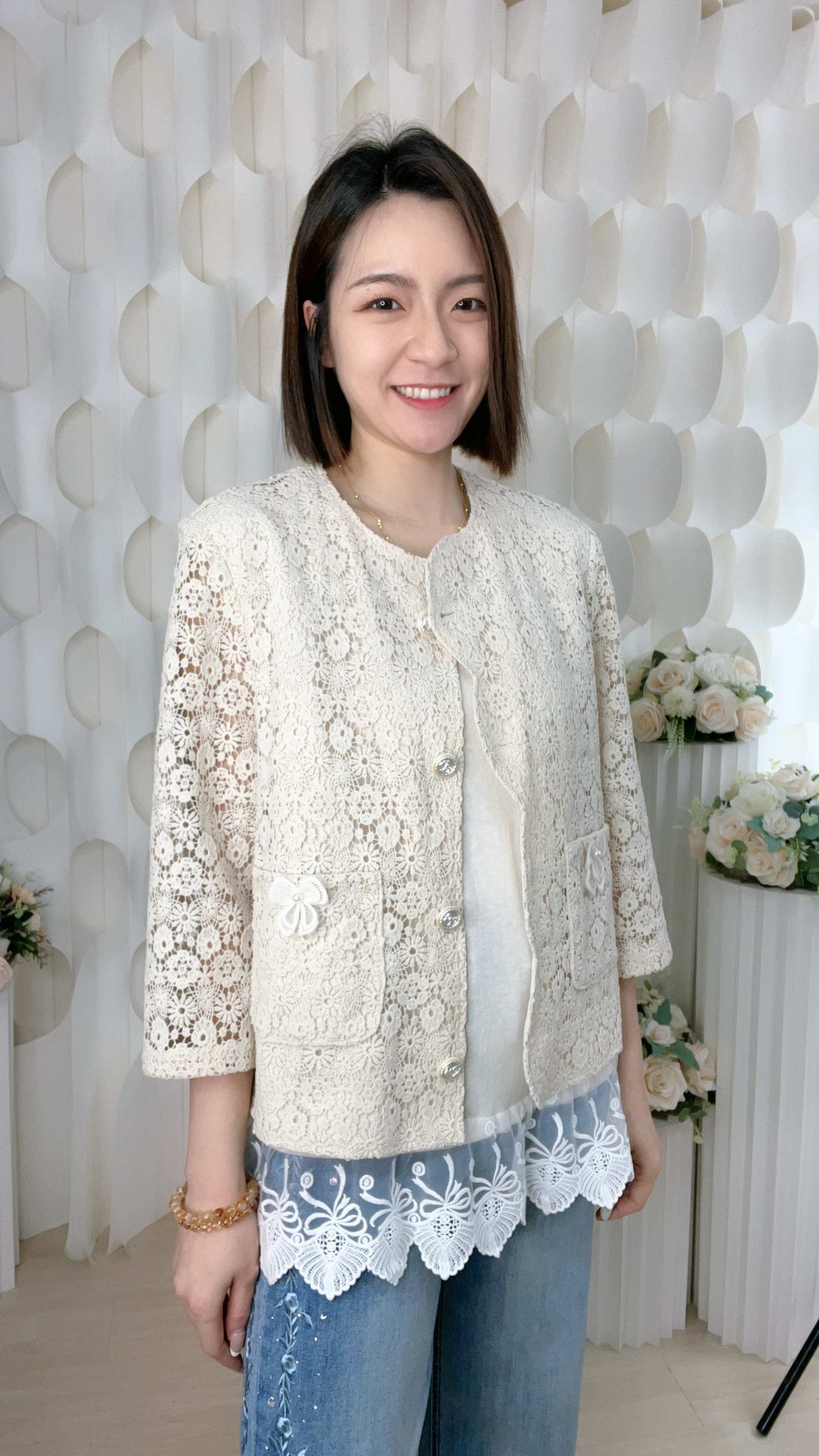 蝴蝶結紐扣雙口袋通花外套(胸40 腰40 長21吋)J6043 #1404clo