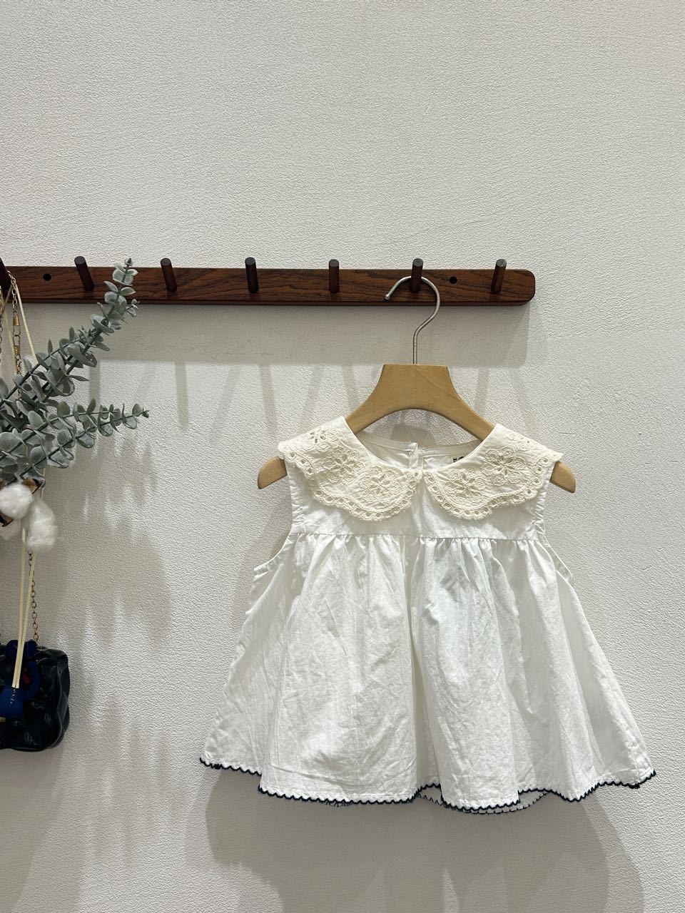 簍空蕾絲娃娃領上衣