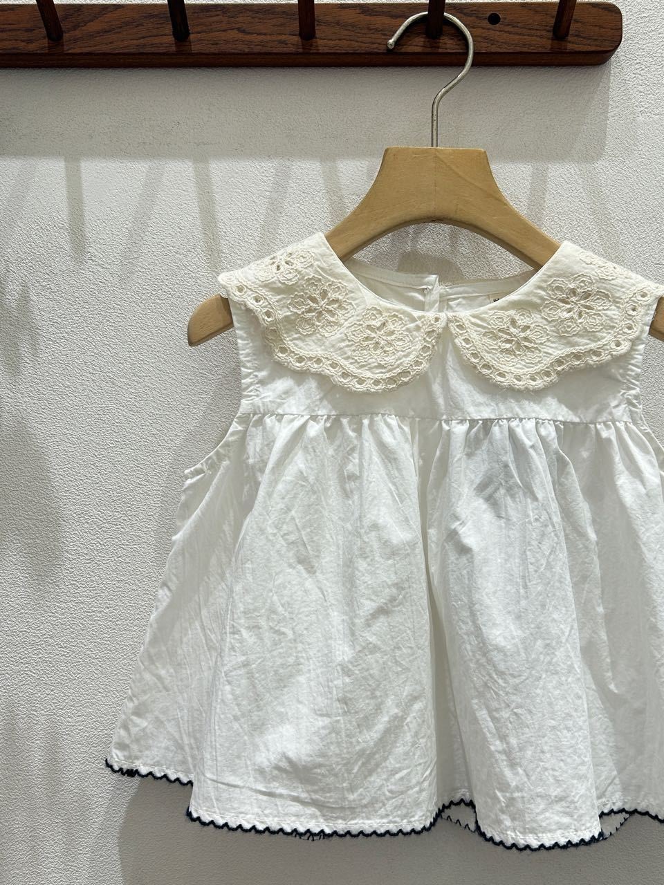 簍空蕾絲娃娃領上衣