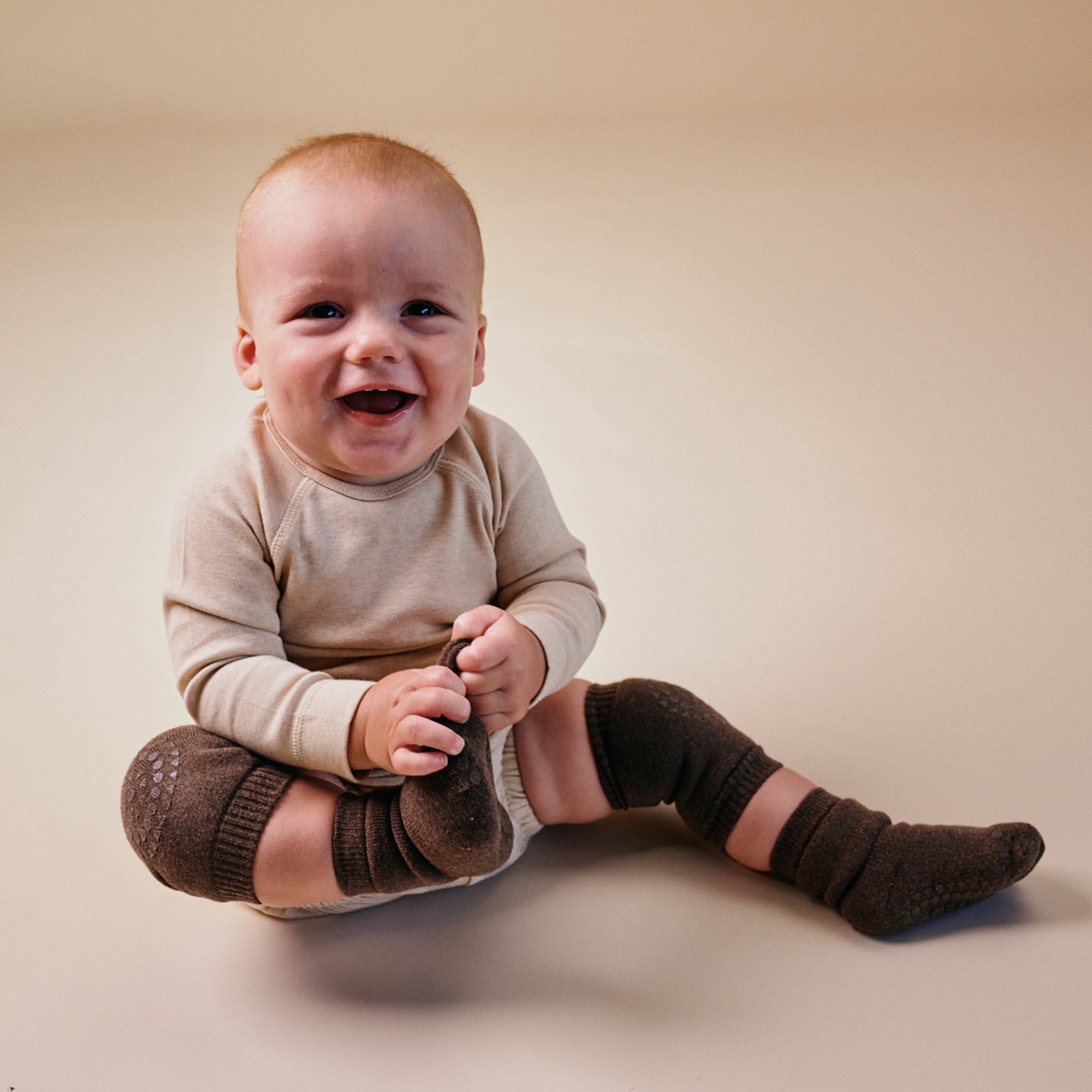 丹麥GoBabyGo 毛圈棉爬行護膝 - Chocolate