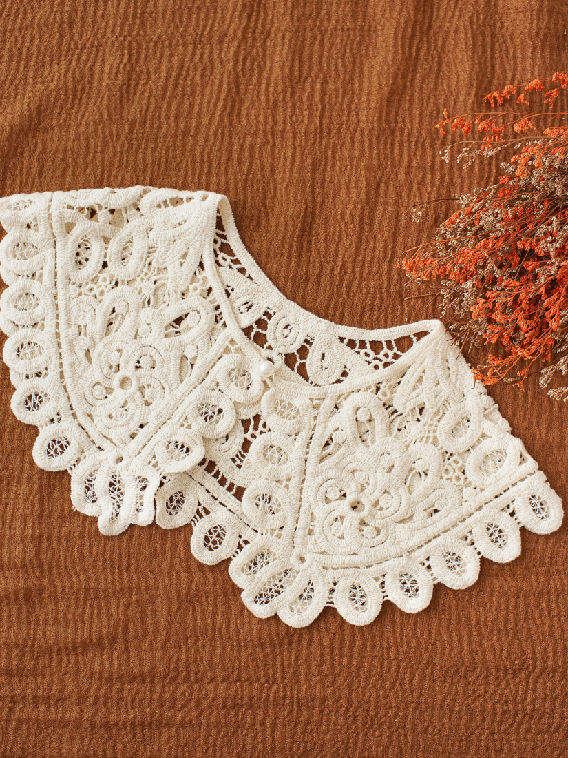 蕾絲勾花珍珠釦領片(2色)