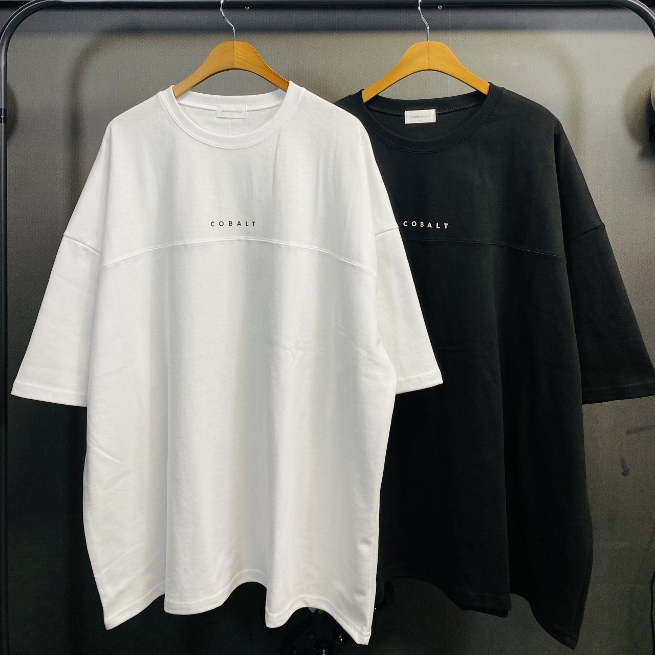 OverSize英文字圖案短袖Tee UNSTANDARD-156T