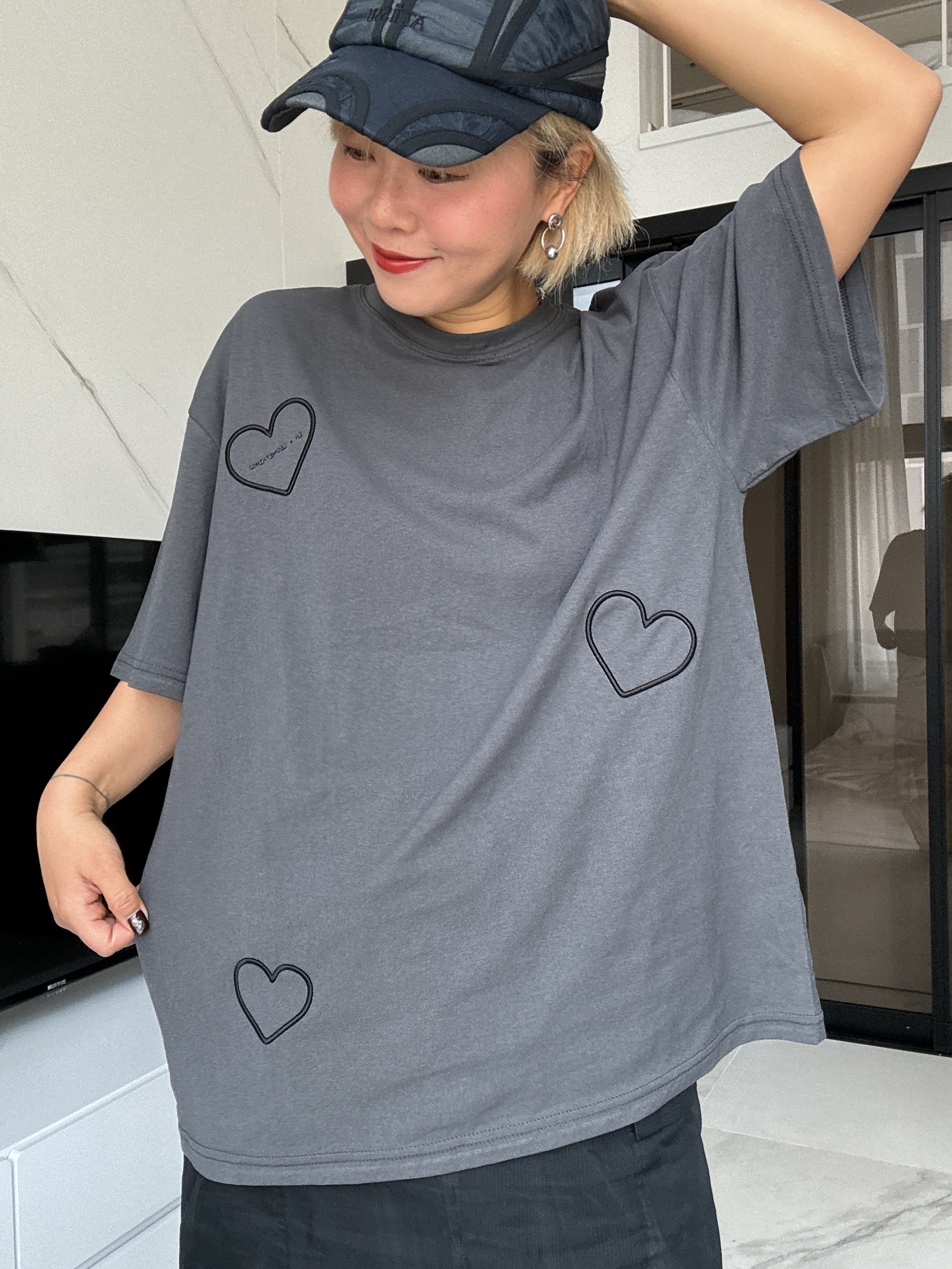 炭灰色刺繡心心T-shirt