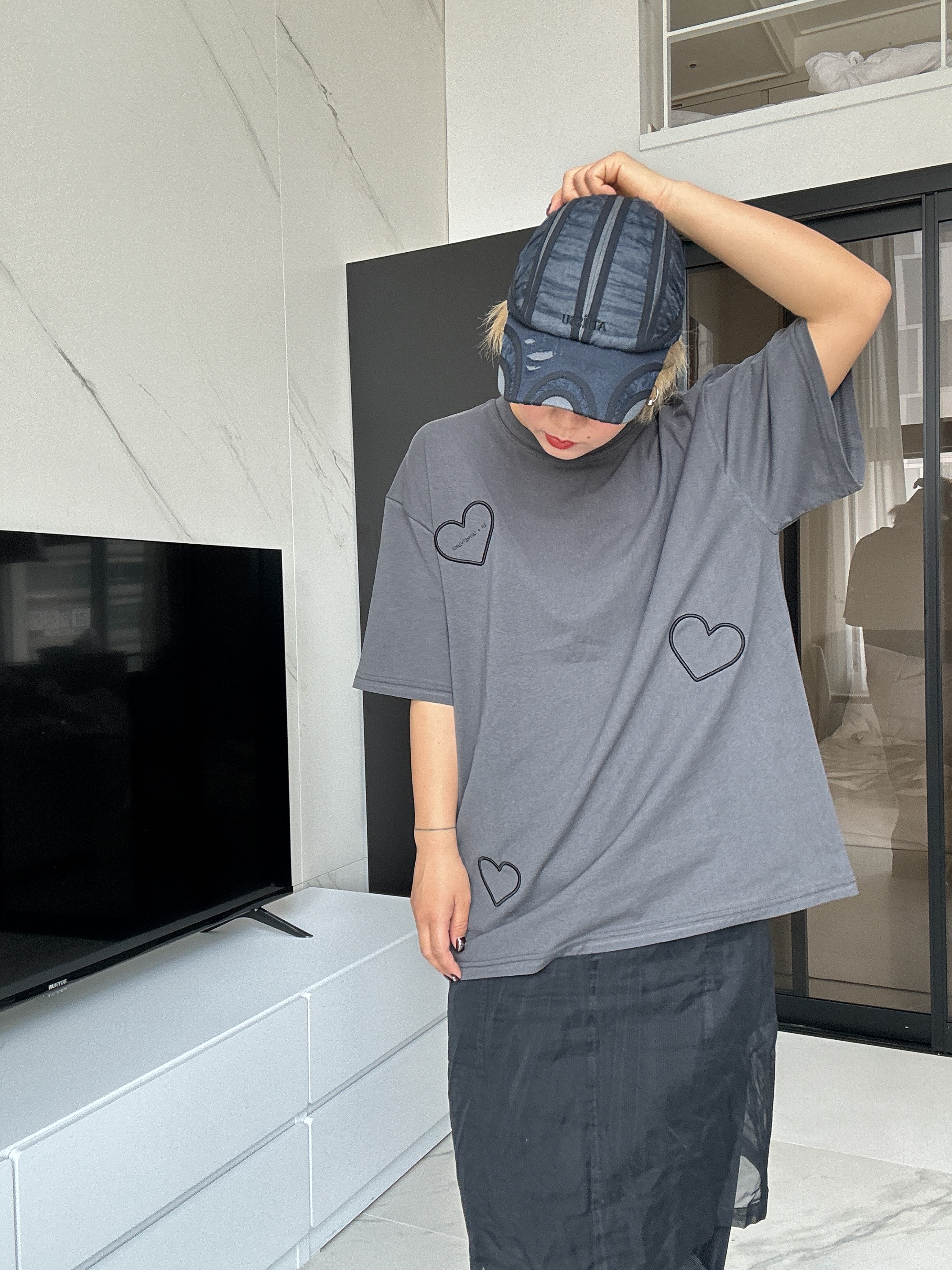 炭灰色刺繡心心T-shirt