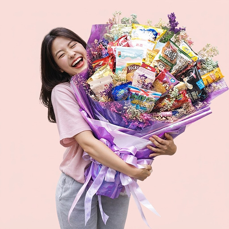 女孩手捧一束超大粉色零食滿天星花束，花束內含多款零食，背景為淺色純色背景