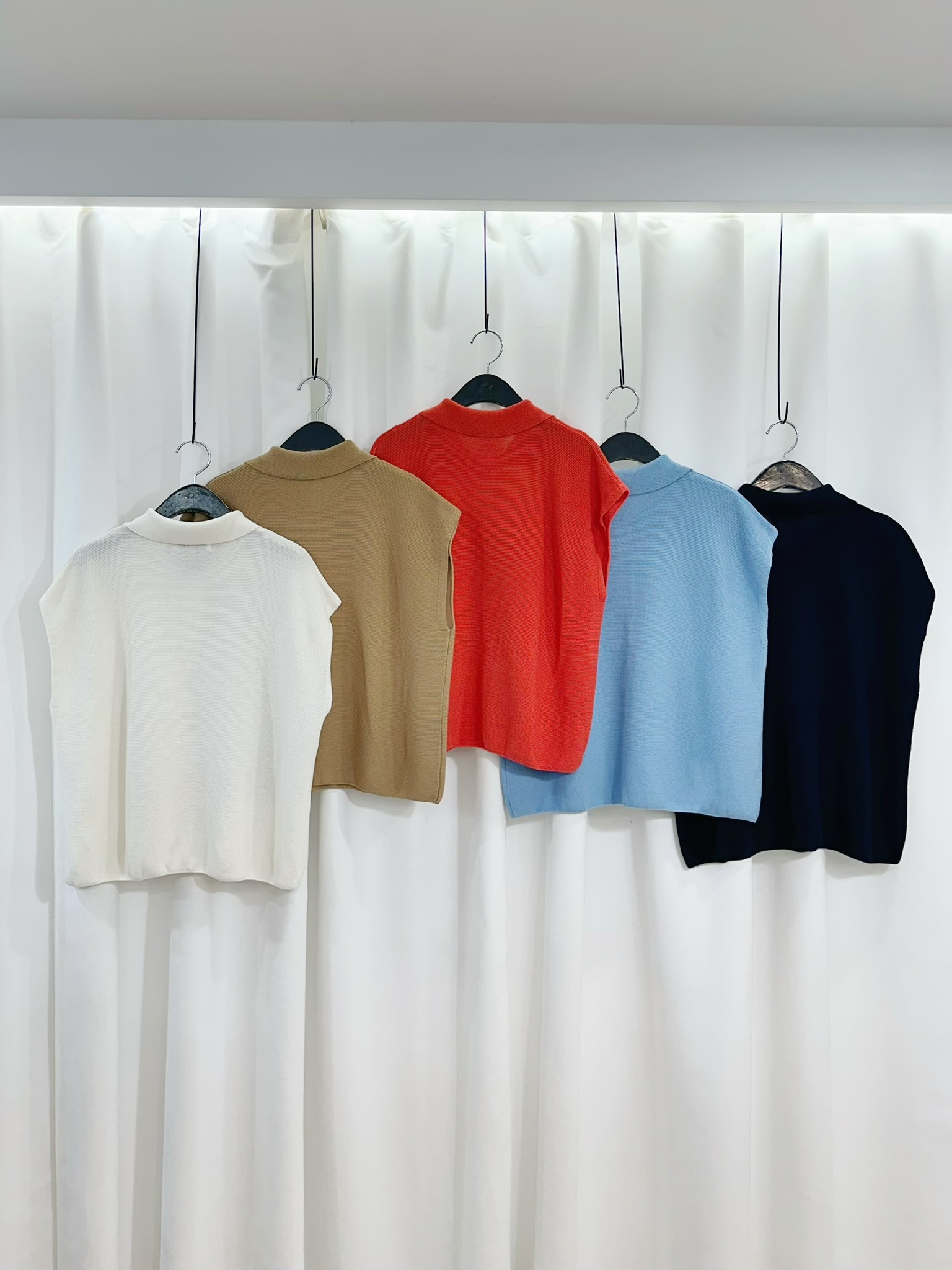 鮮豔翻領半袖針織上衣