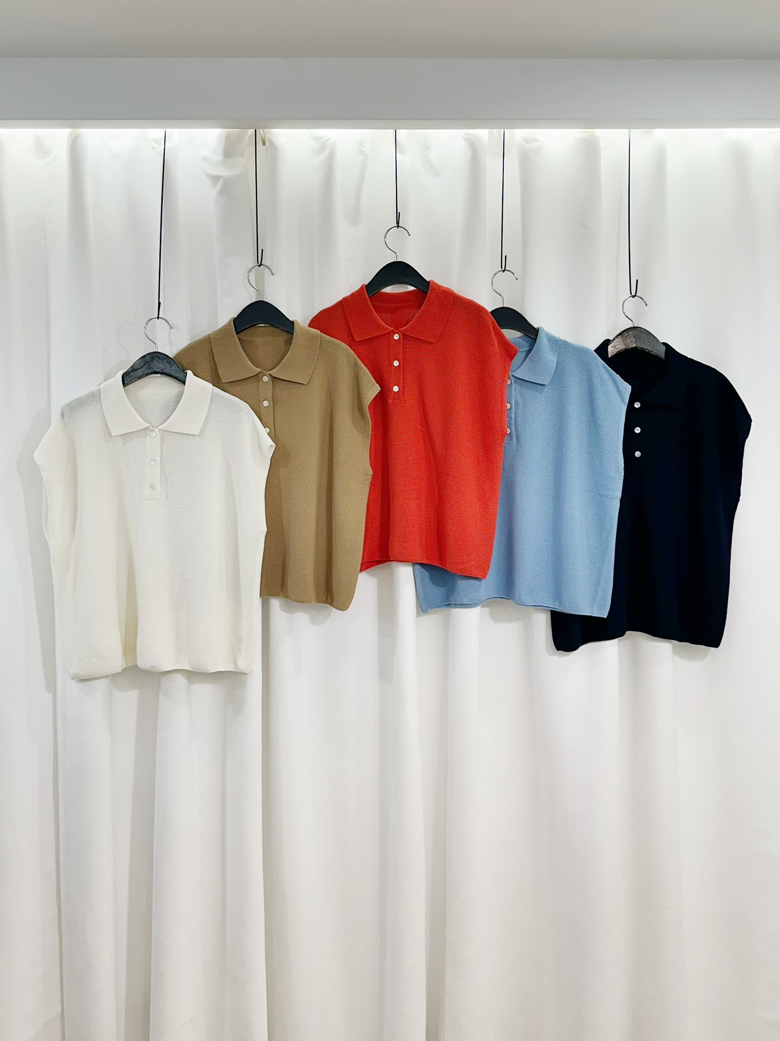 鮮豔翻領半袖針織上衣