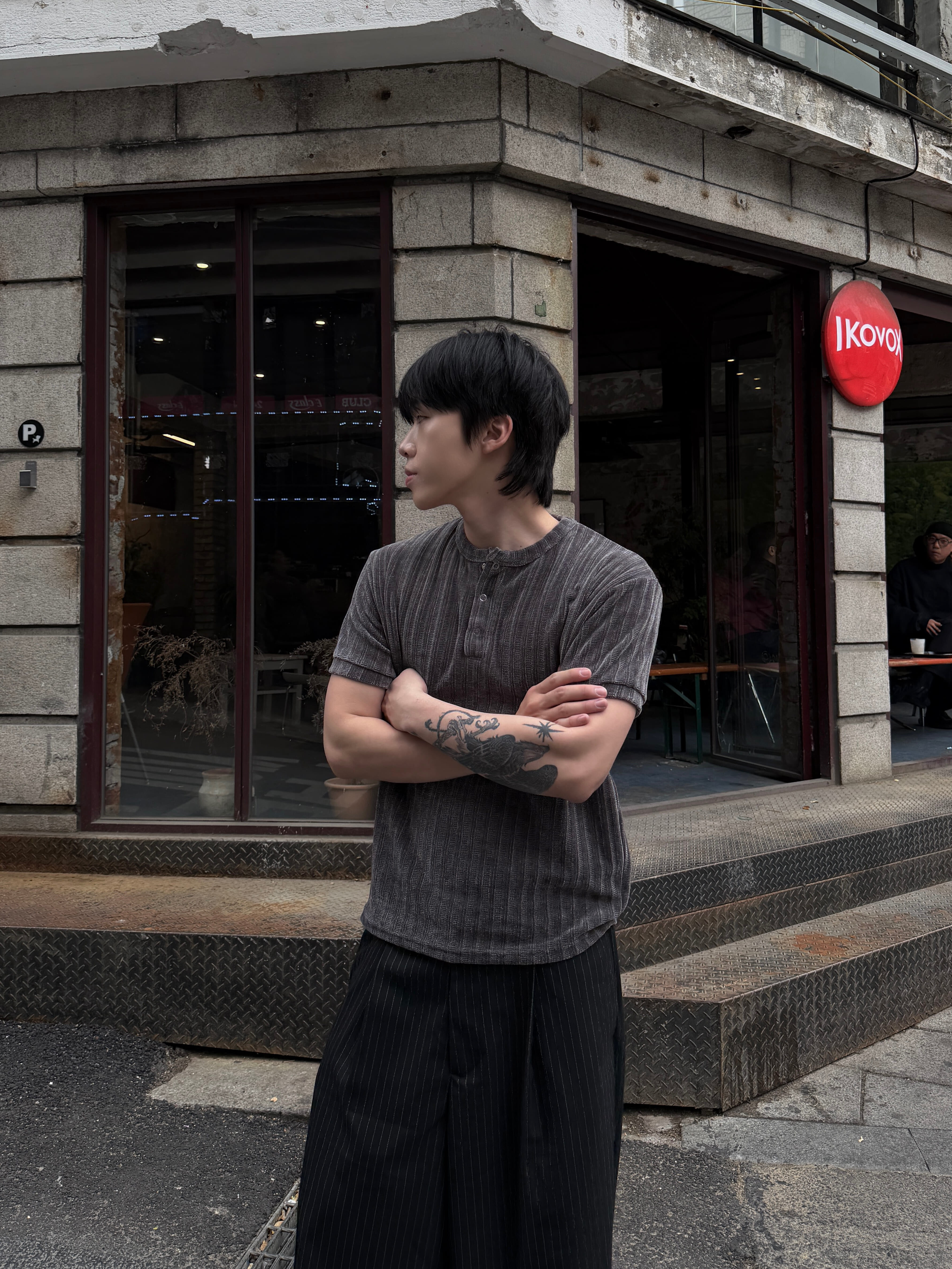 亨利領 絲絨螺紋 顯壯合身 短袖上衣