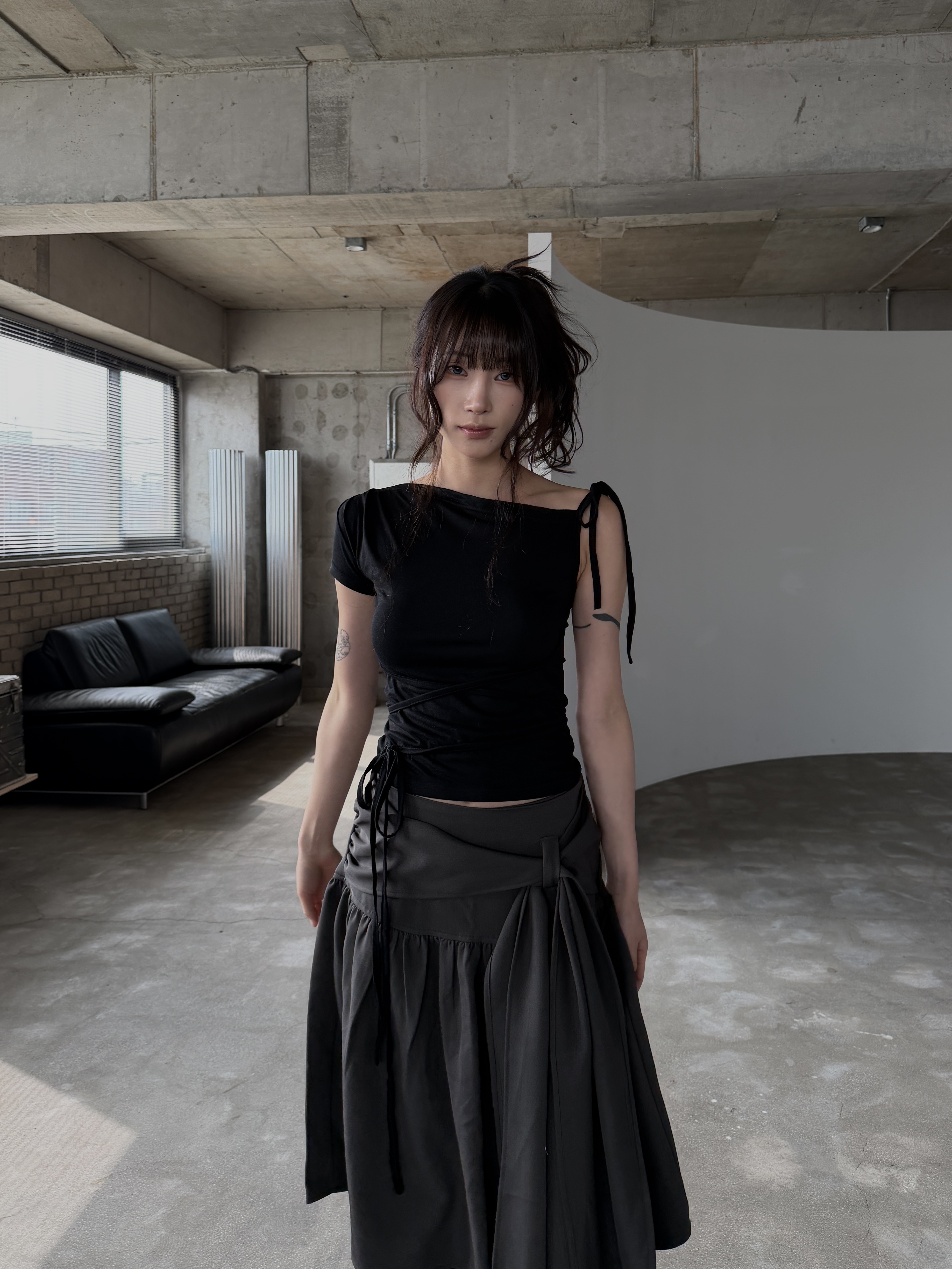 側綁帶 斜肩鏤空 修身短袖上衣