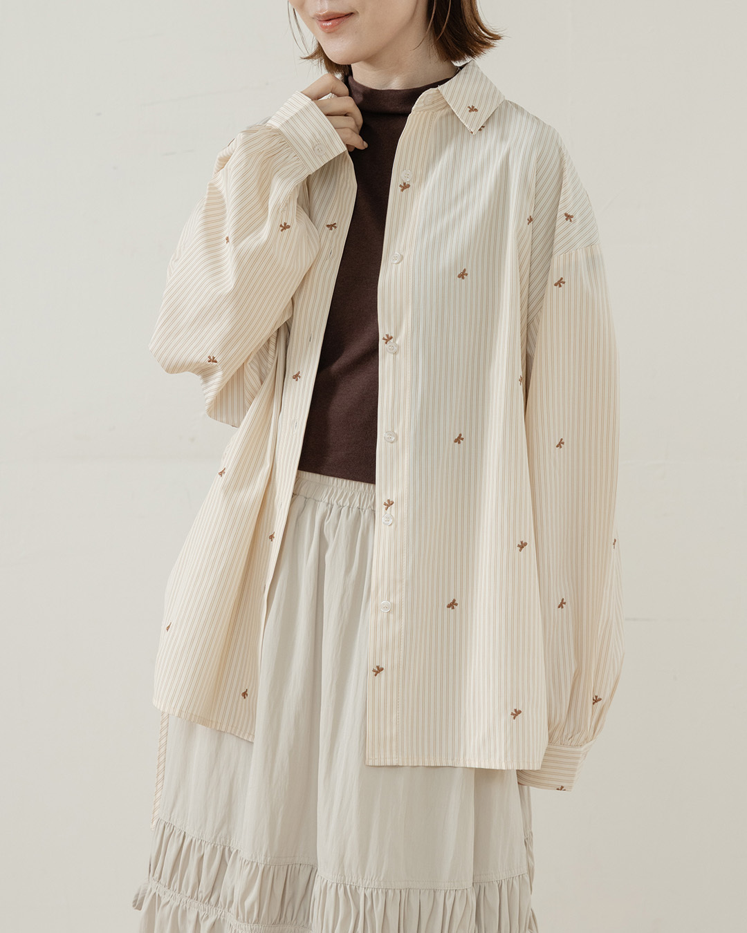 Striped bow-embroidered, side-gathered, wide-fit shirt, available in two colors.【01025770】in stock+pre-order