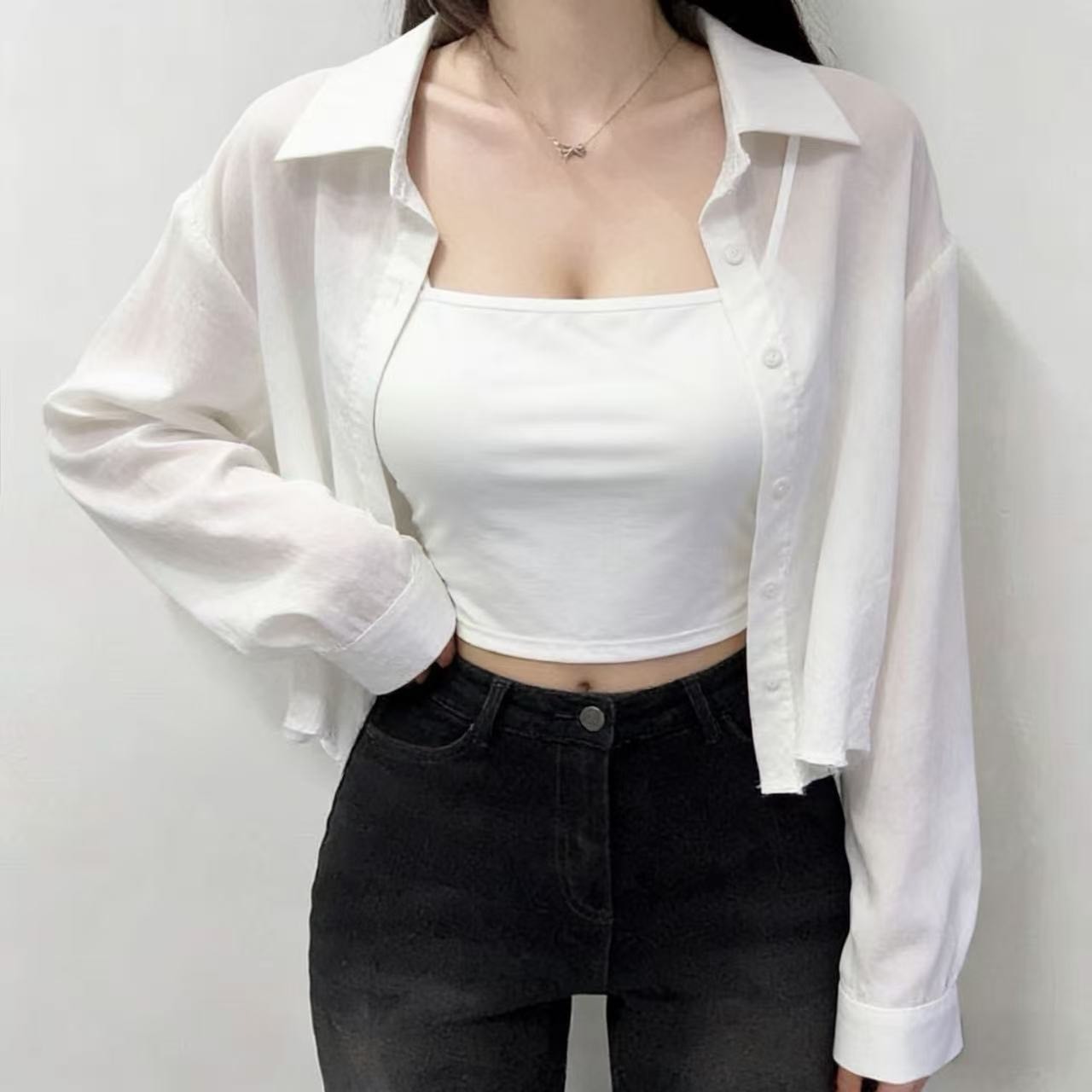 後交叉冰絲小可愛+短版棉麻襯衫