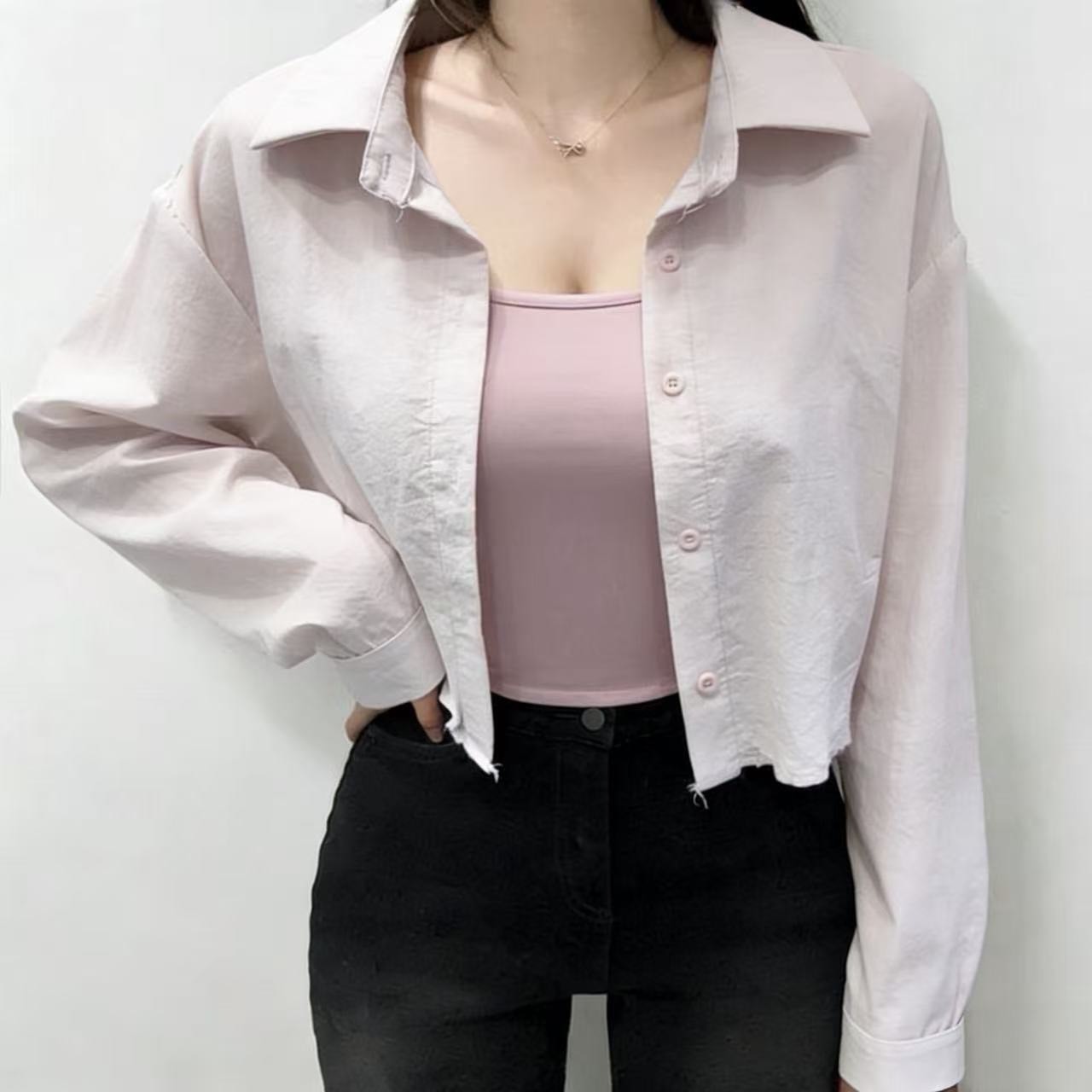 後交叉冰絲小可愛+短版棉麻襯衫