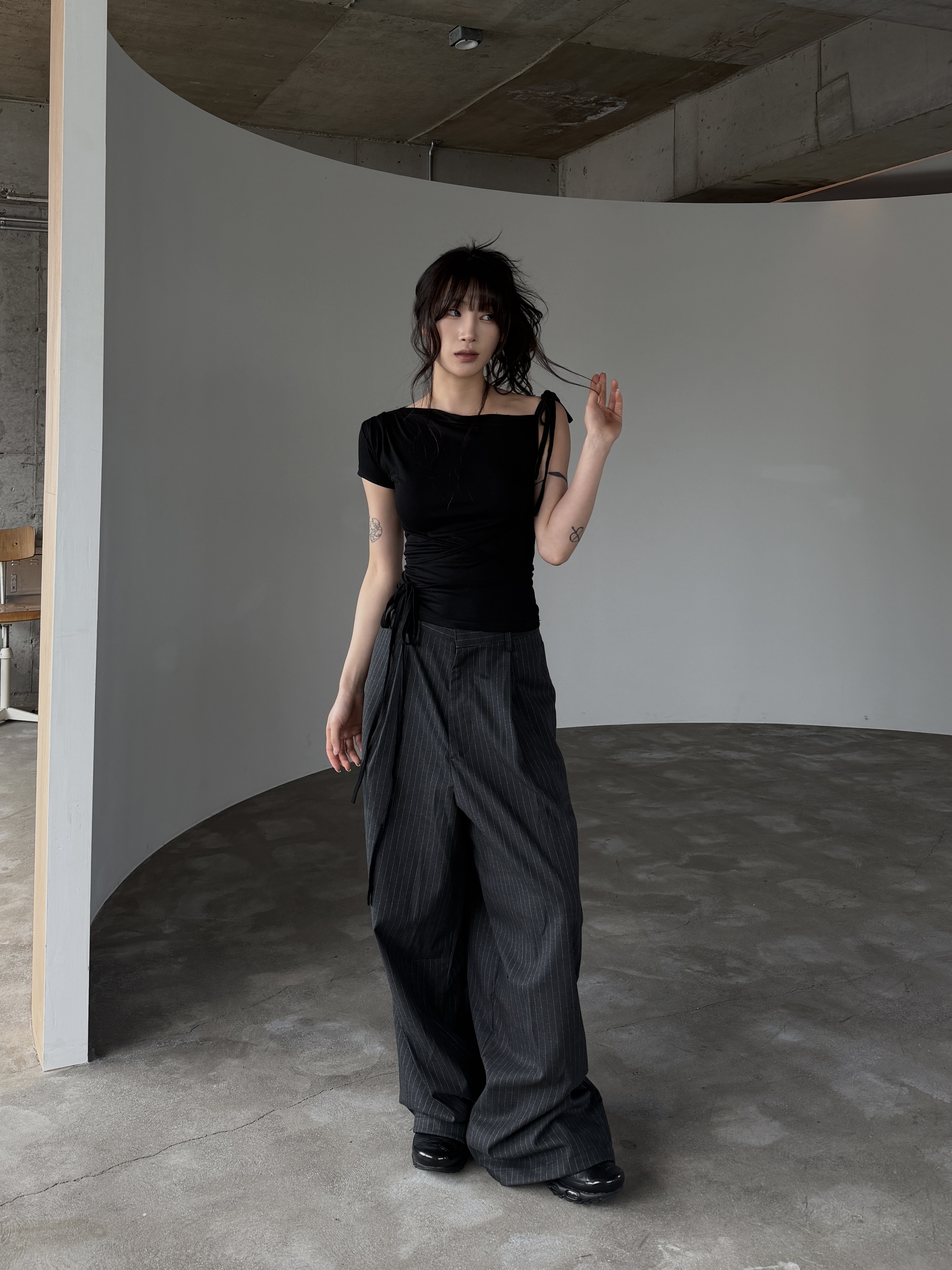 ［IDEAL MADE］細條紋 立體摺線 寬鬆落地西裝褲（灰）