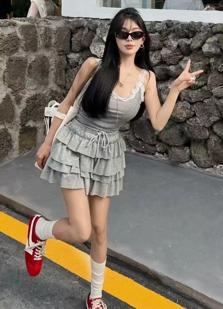 花邊罩杯背心+蛋糕短裙+直紋外套