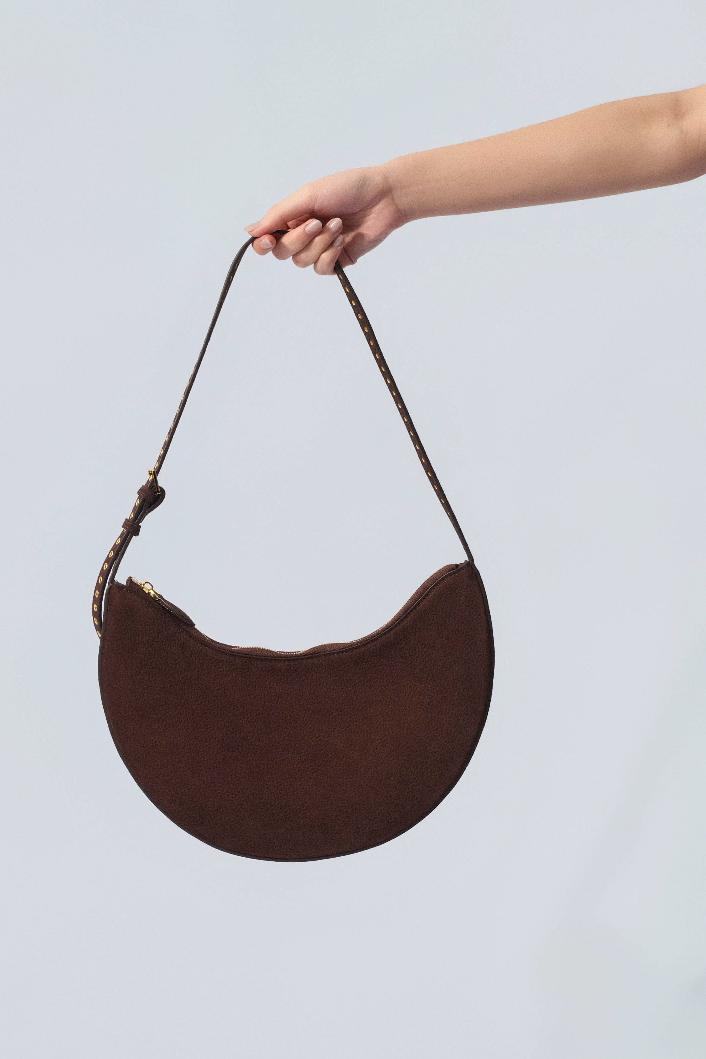 雞眼圈幼帶磨砂皮半月包（預購產品）