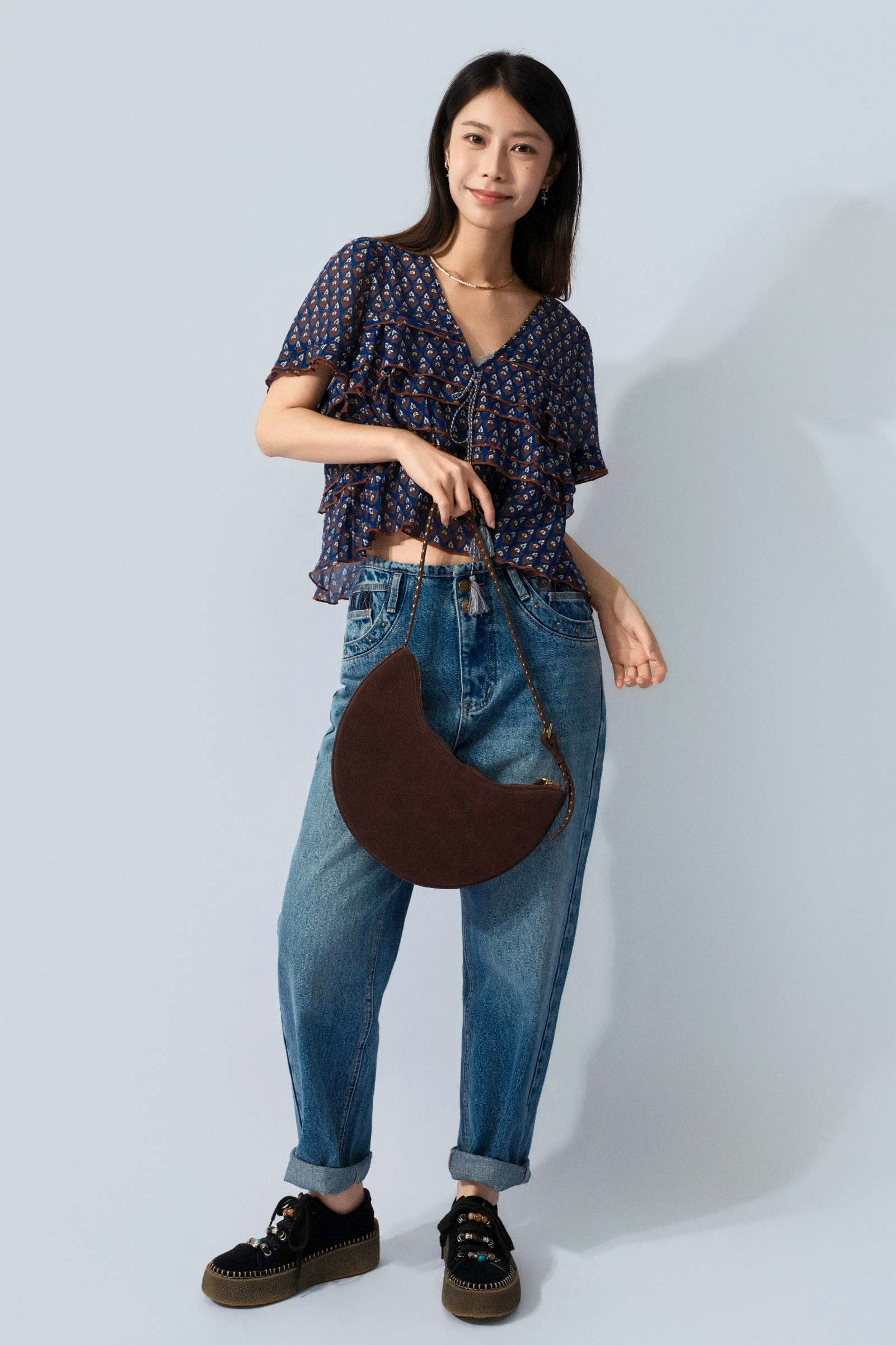 雞眼圈幼帶磨砂皮半月包（預購產品）