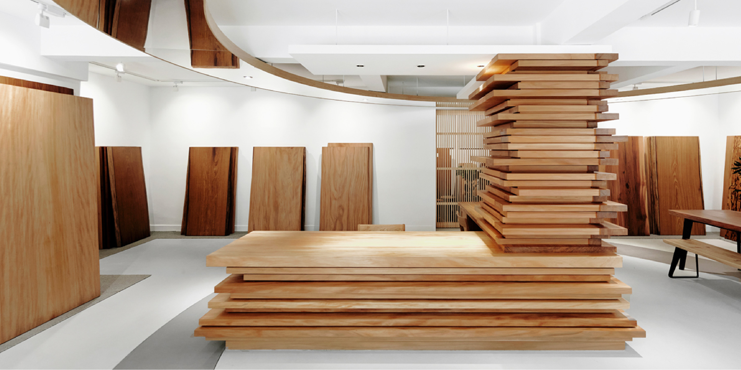 我們選擇讓一整塊木被完整呈現，惜一段無法被複製的自然時光。