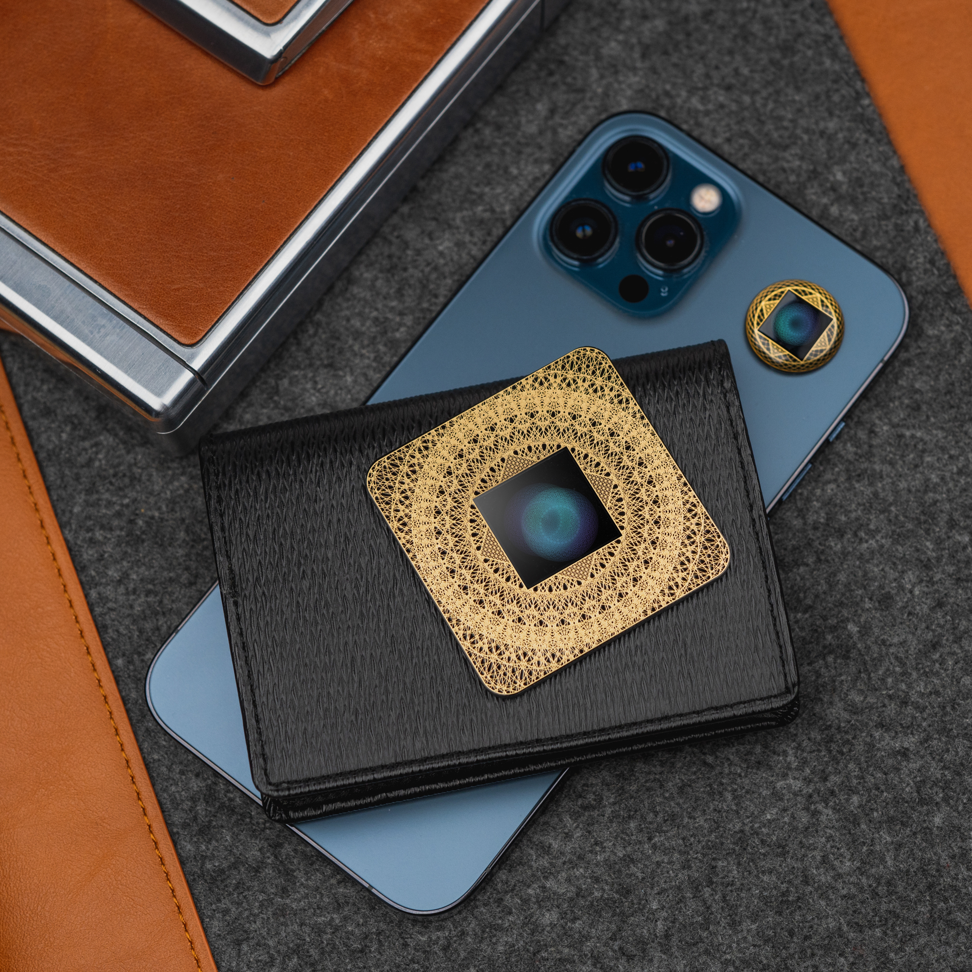 LIFETUNE ONE 貼附於手機背面，與放置在皮夾內的 LIFETUNE ZONE 方形防護卡，共同建立隨身生物親和場。