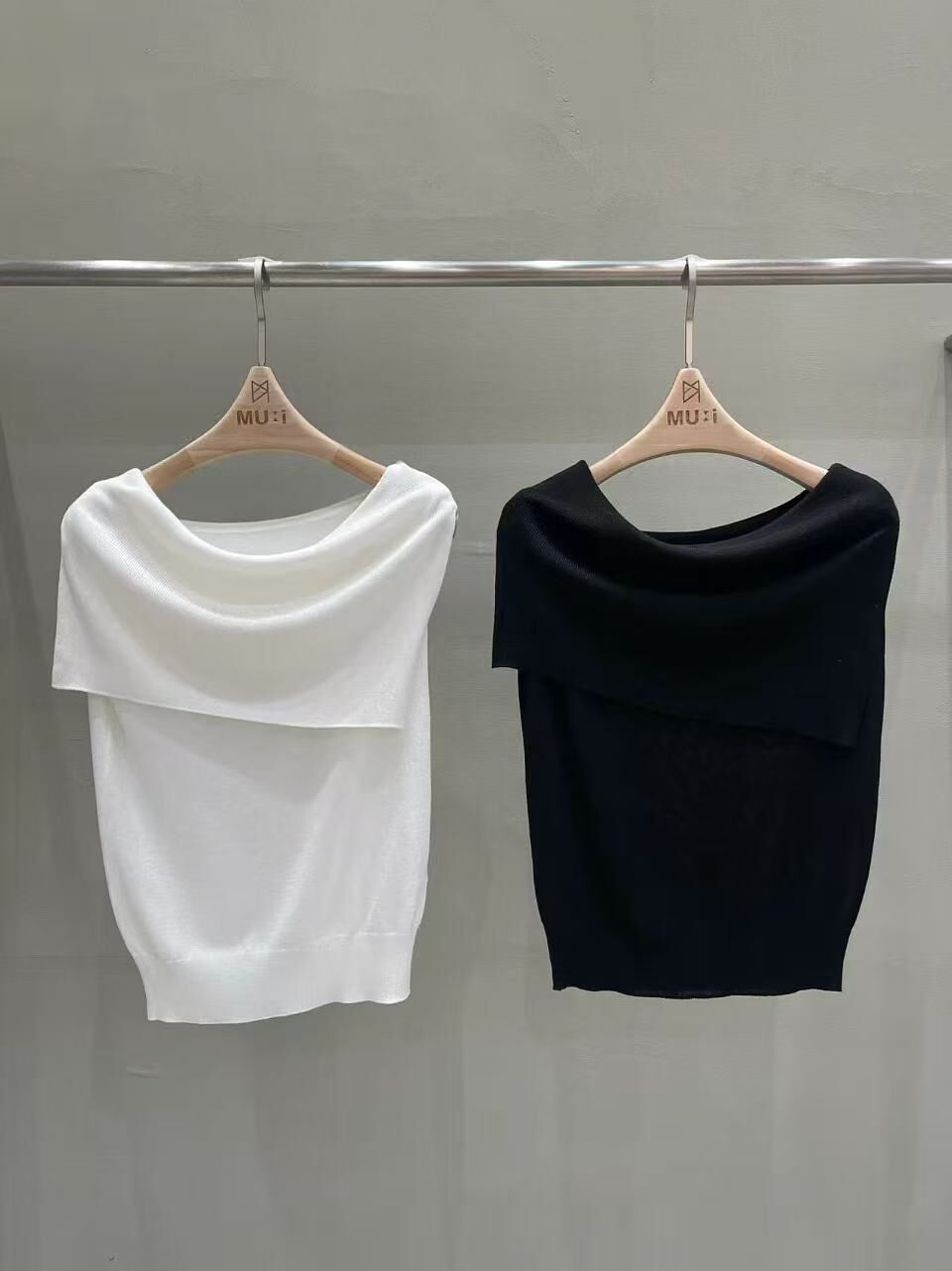 MU2606 Off-shoulder Top