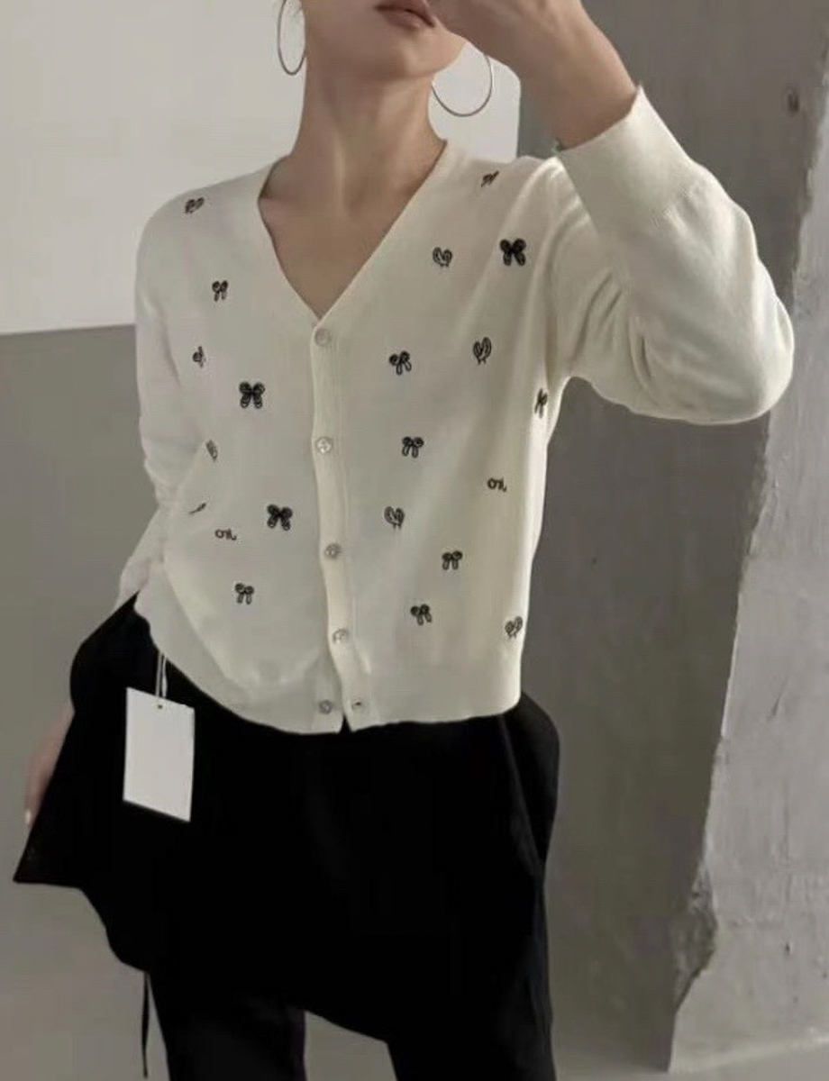 A27俏皮塗鴉刺繡鈕扣罩衫(2色)