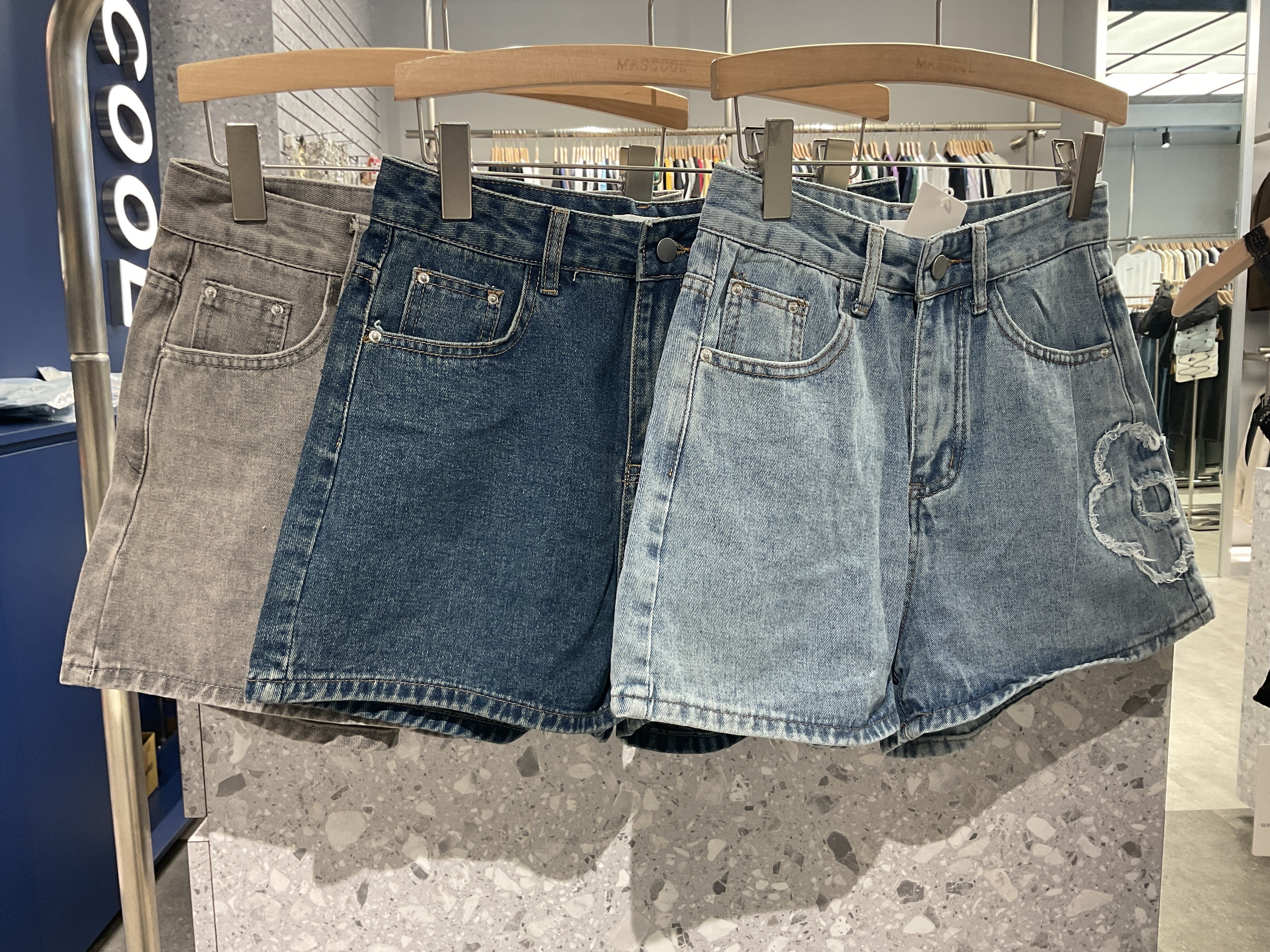 3556 女款花朵牛仔短褲