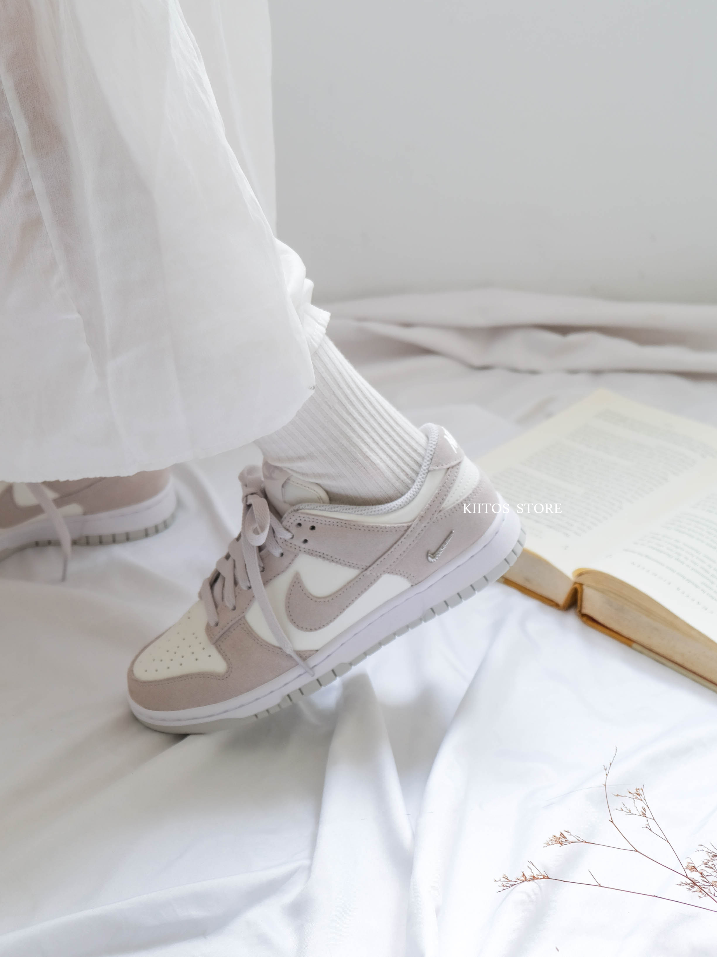 【預購】Nike Dunk Low "Sail" 灰米 銀色小勾 麂皮 復古 運動 休閒鞋 女鞋 IO4244-105