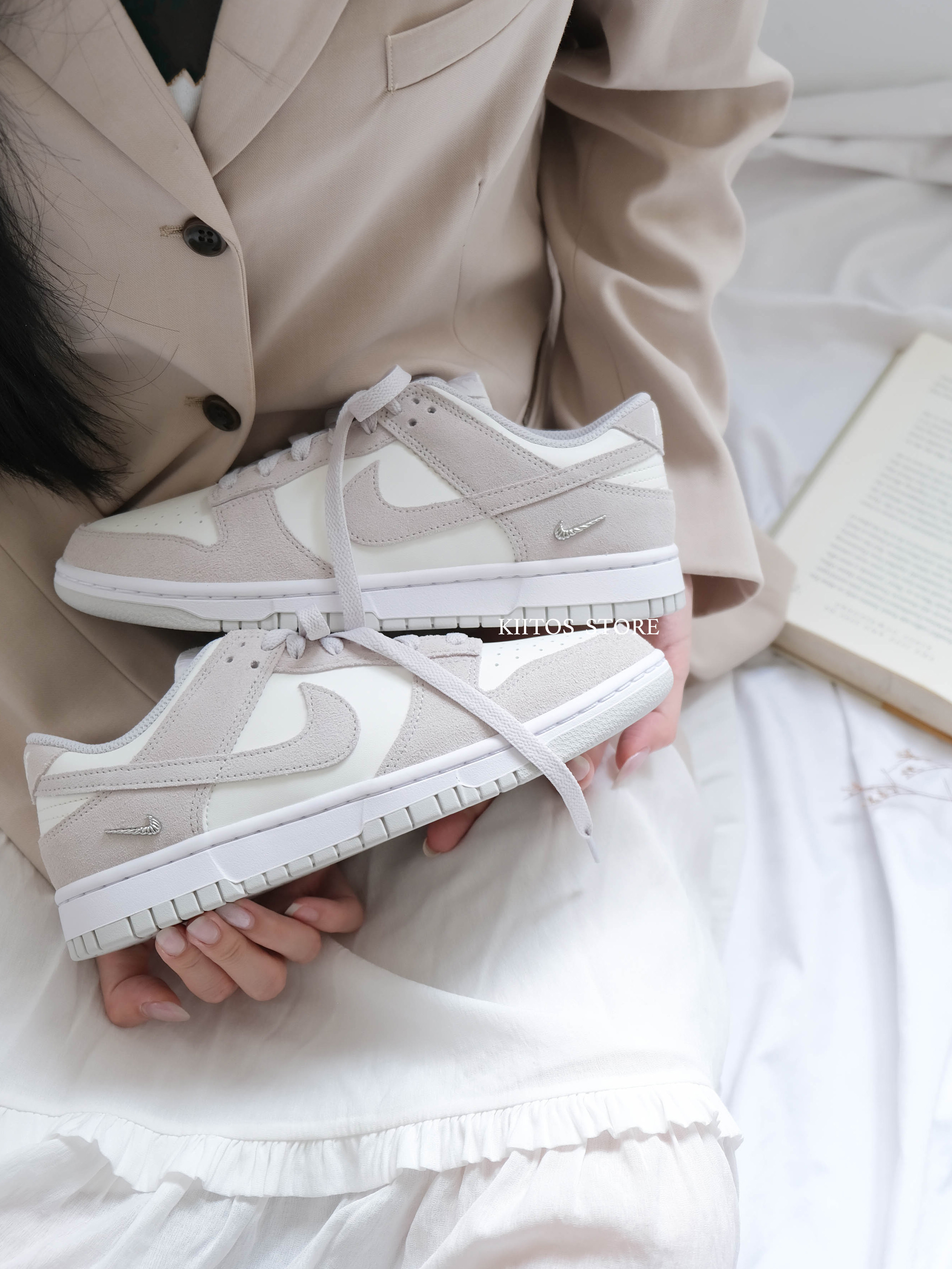 【預購】Nike Dunk Low "Sail" 灰米 銀色小勾 麂皮 復古 運動 休閒鞋 女鞋 IO4244-105