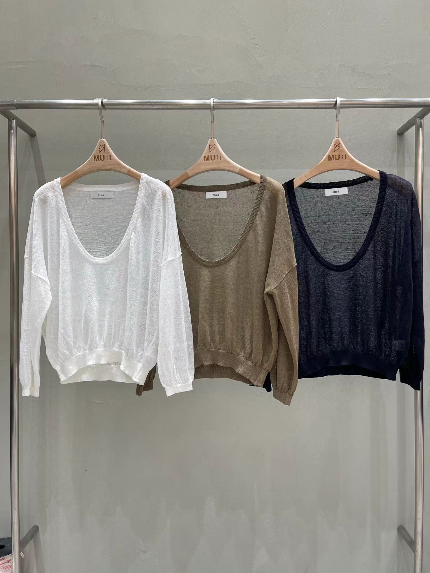 MU2610 Deep U-neck knit