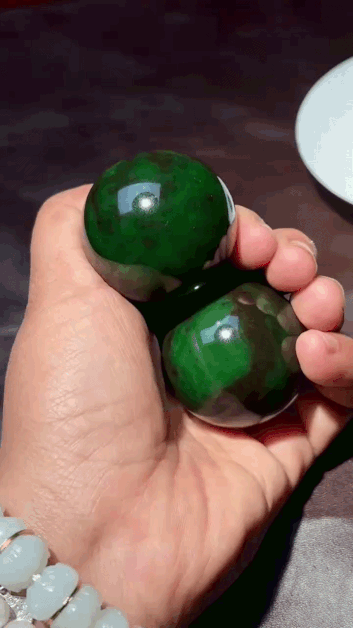 328727 和田玉手玩珠子一對 (39mm直徑)