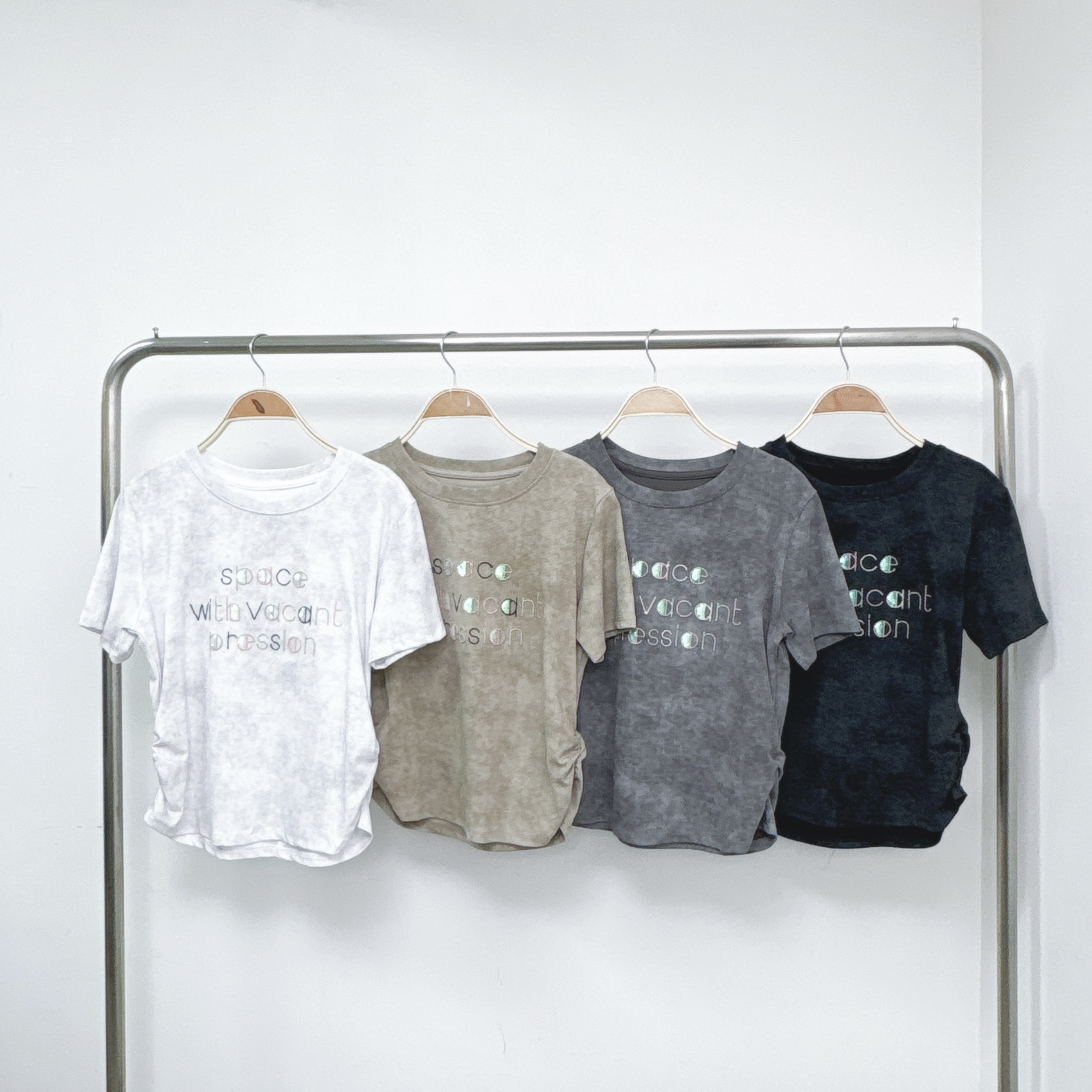 【預訂】修腰車皺珠片刺繡字洗水色扎染彈棉短TEE (T57-T60)