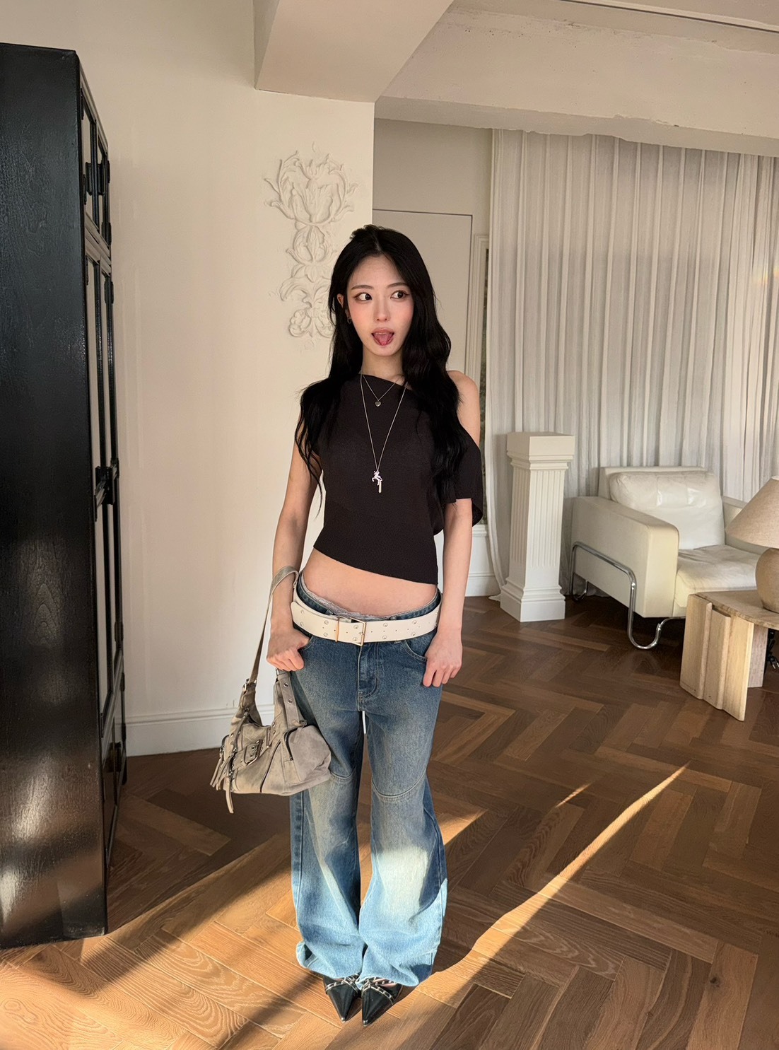 A37 9號宅 造型寬皮帶