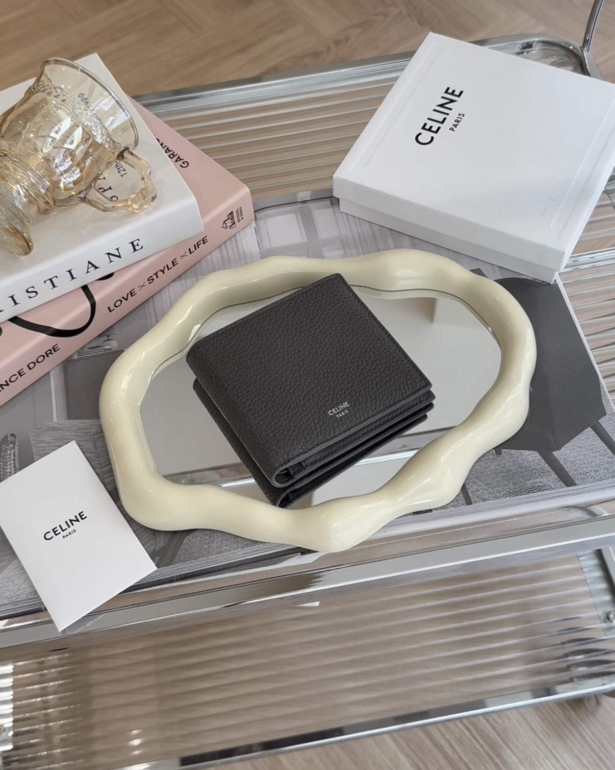 CELINE｜LOGO 粒面內八卡短夾 灰色