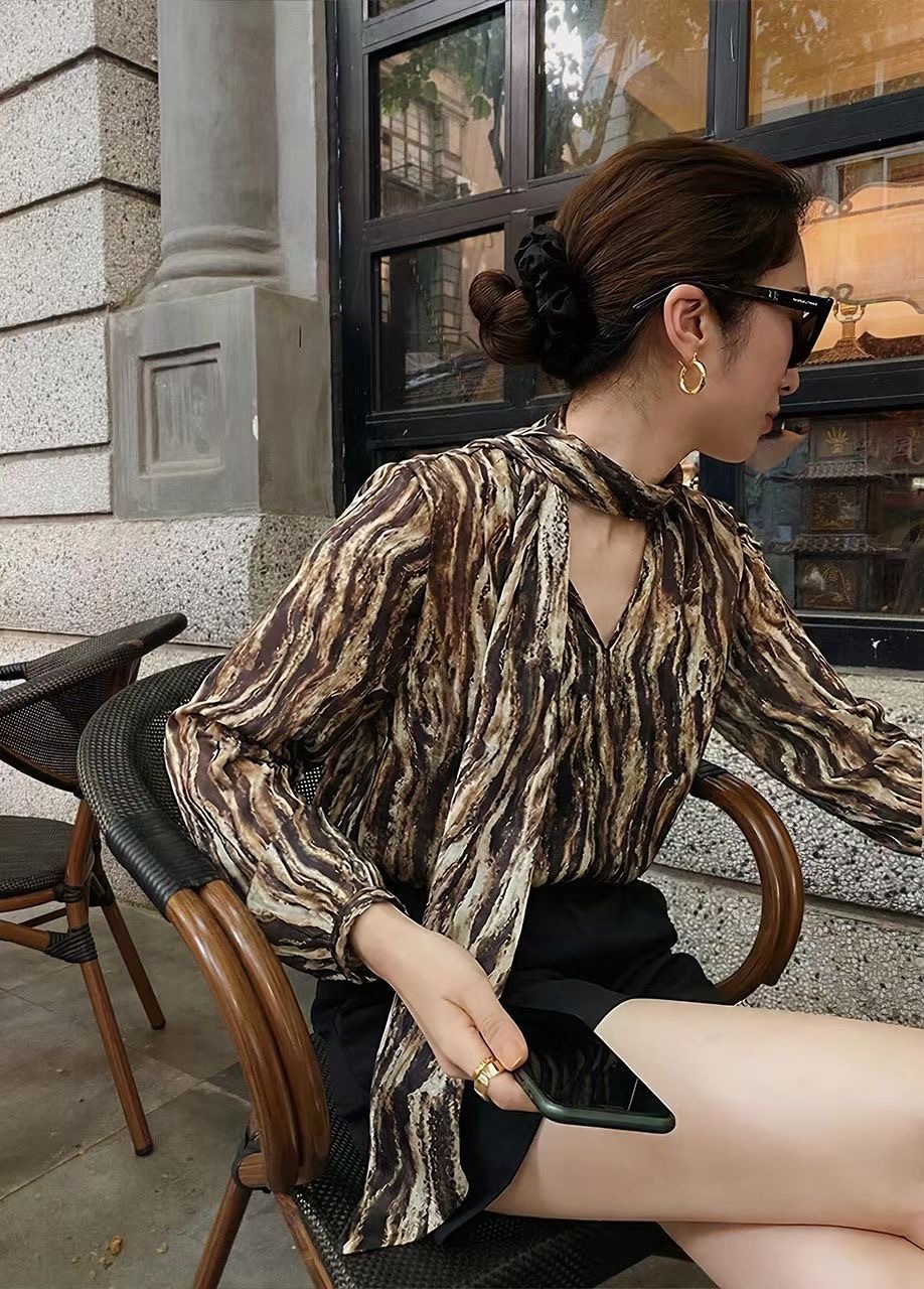巧克力暈染配色繞脖領巾上衣-S-L (Elegant & Love)