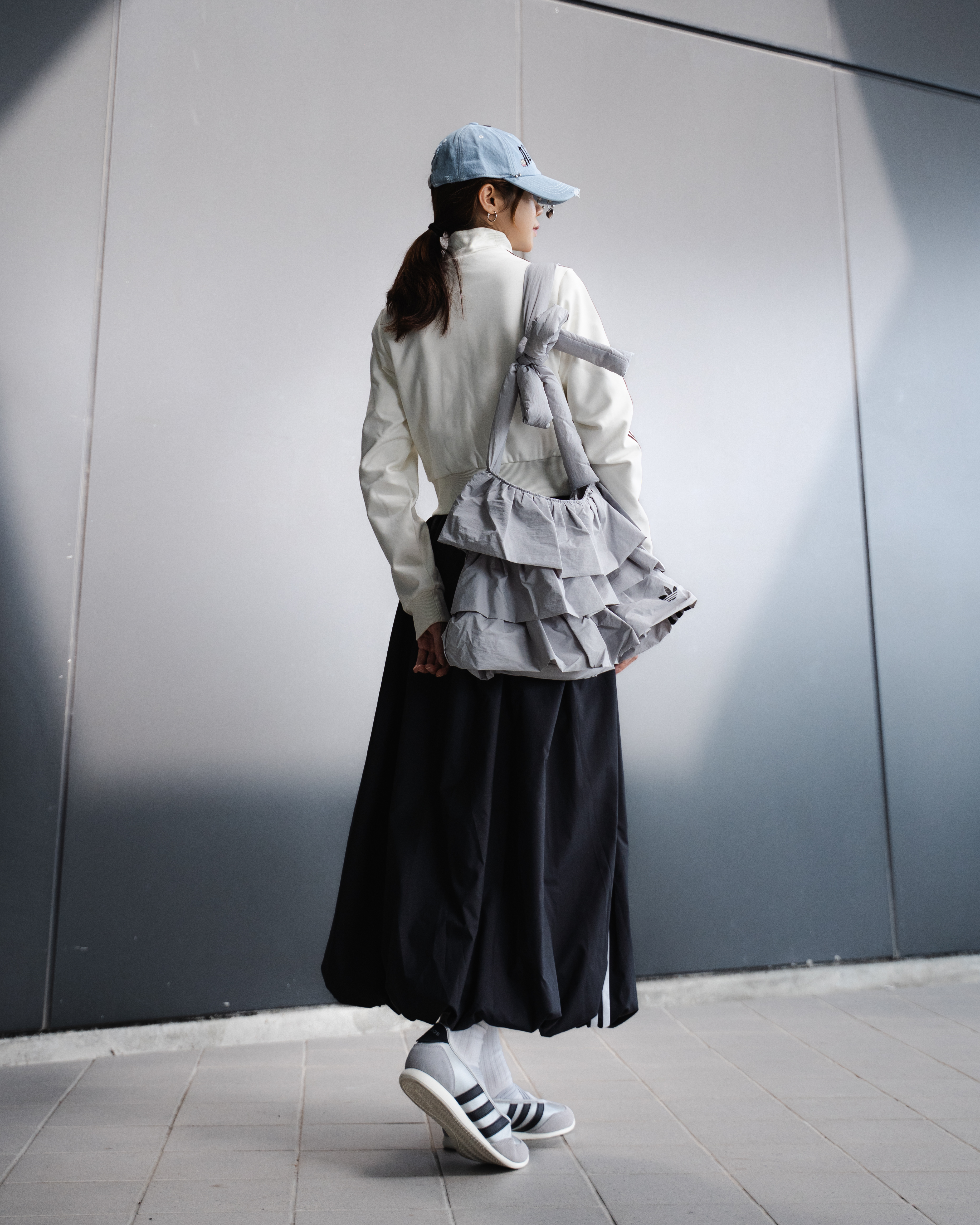 Adidas 愛迪達 Ruffle Bag S IA8913 女 側背包 肩背 斜背 灰 荷葉邊