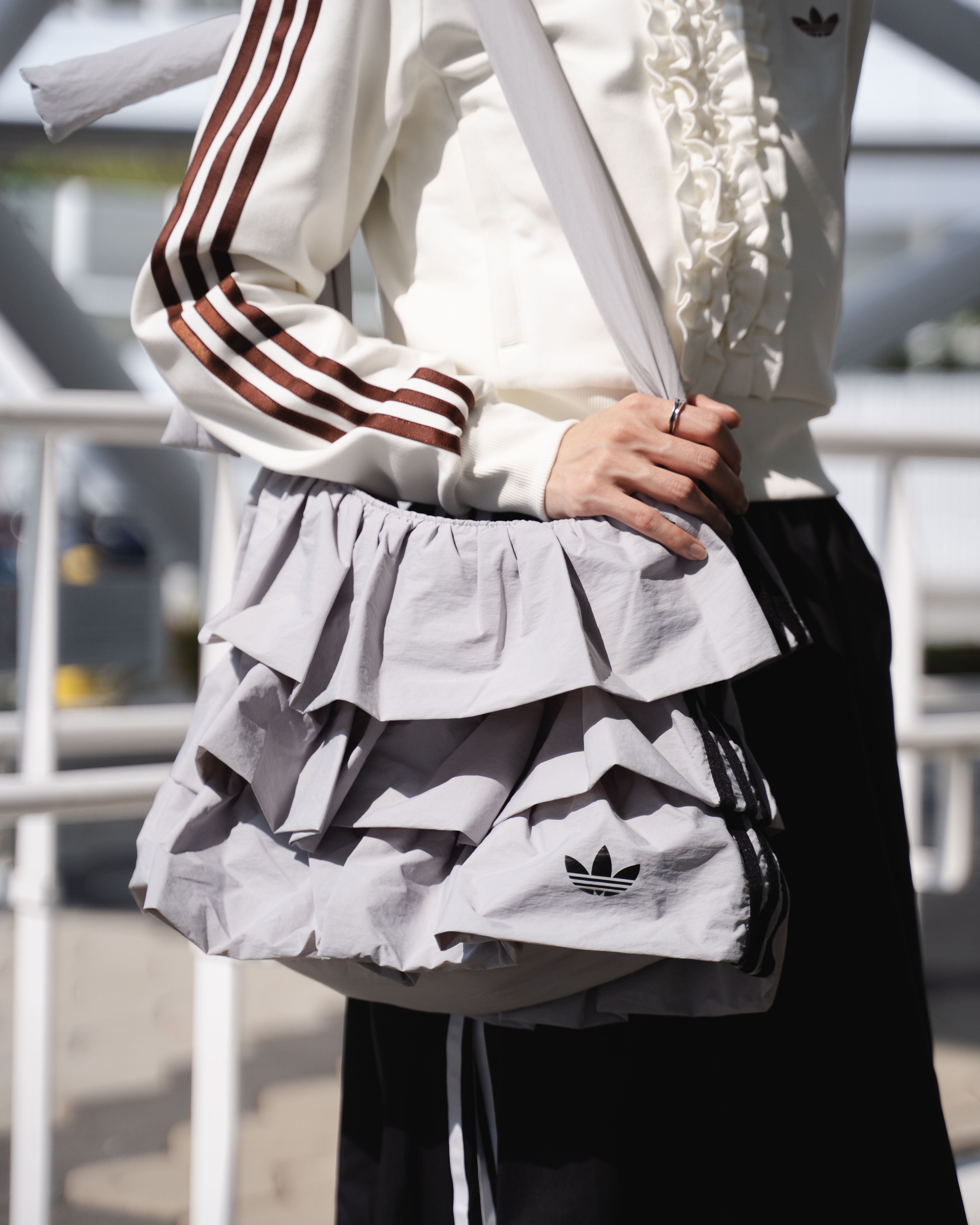 Adidas 愛迪達 Ruffle Bag S IA8913 女 側背包 肩背 斜背 灰 荷葉邊