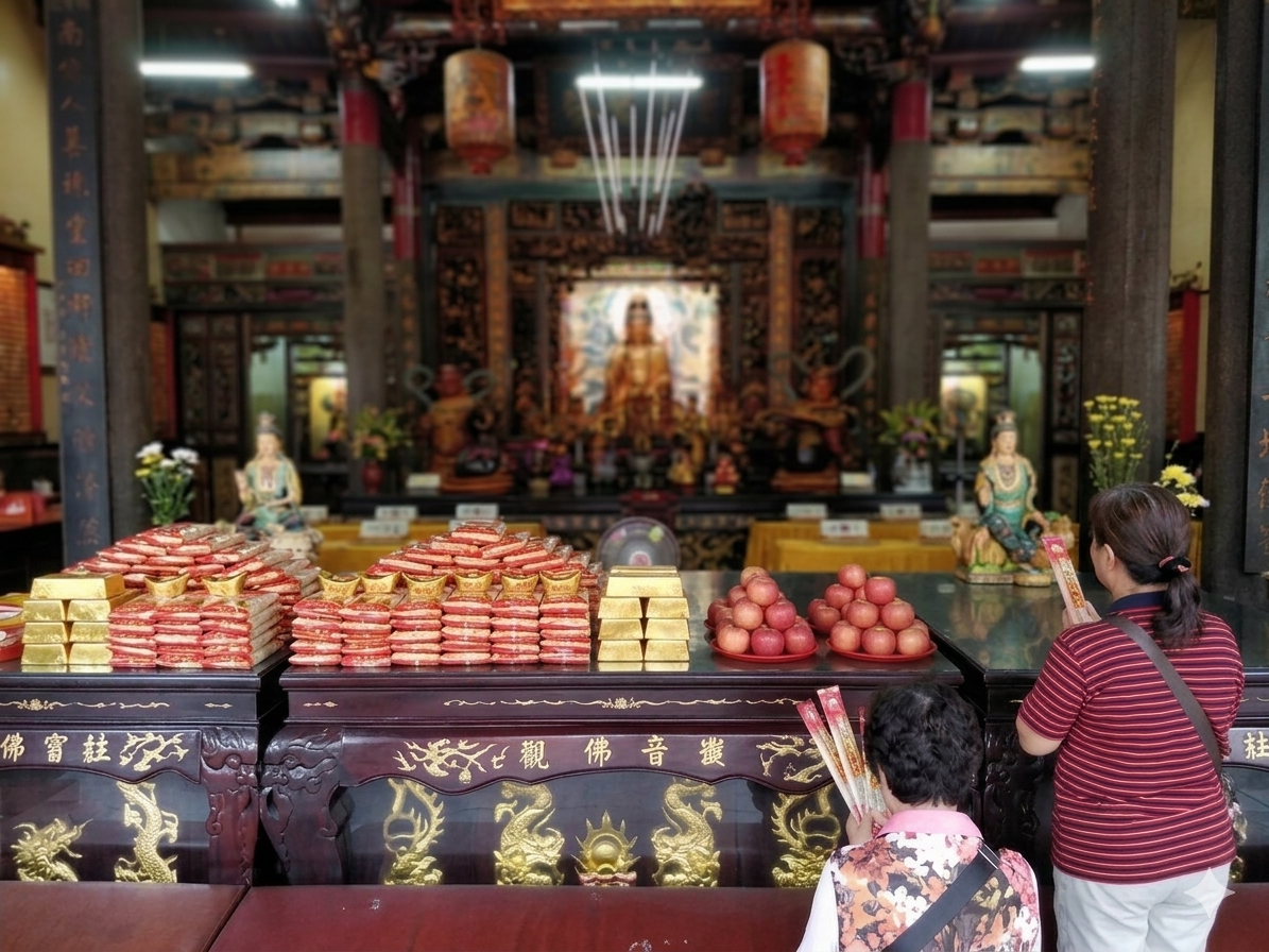 宮廟供桌上的平安米供品與祈福儀式畫面，象徵以米代金、不燒金紙改以平安米祭拜的環保祭祀新趨勢