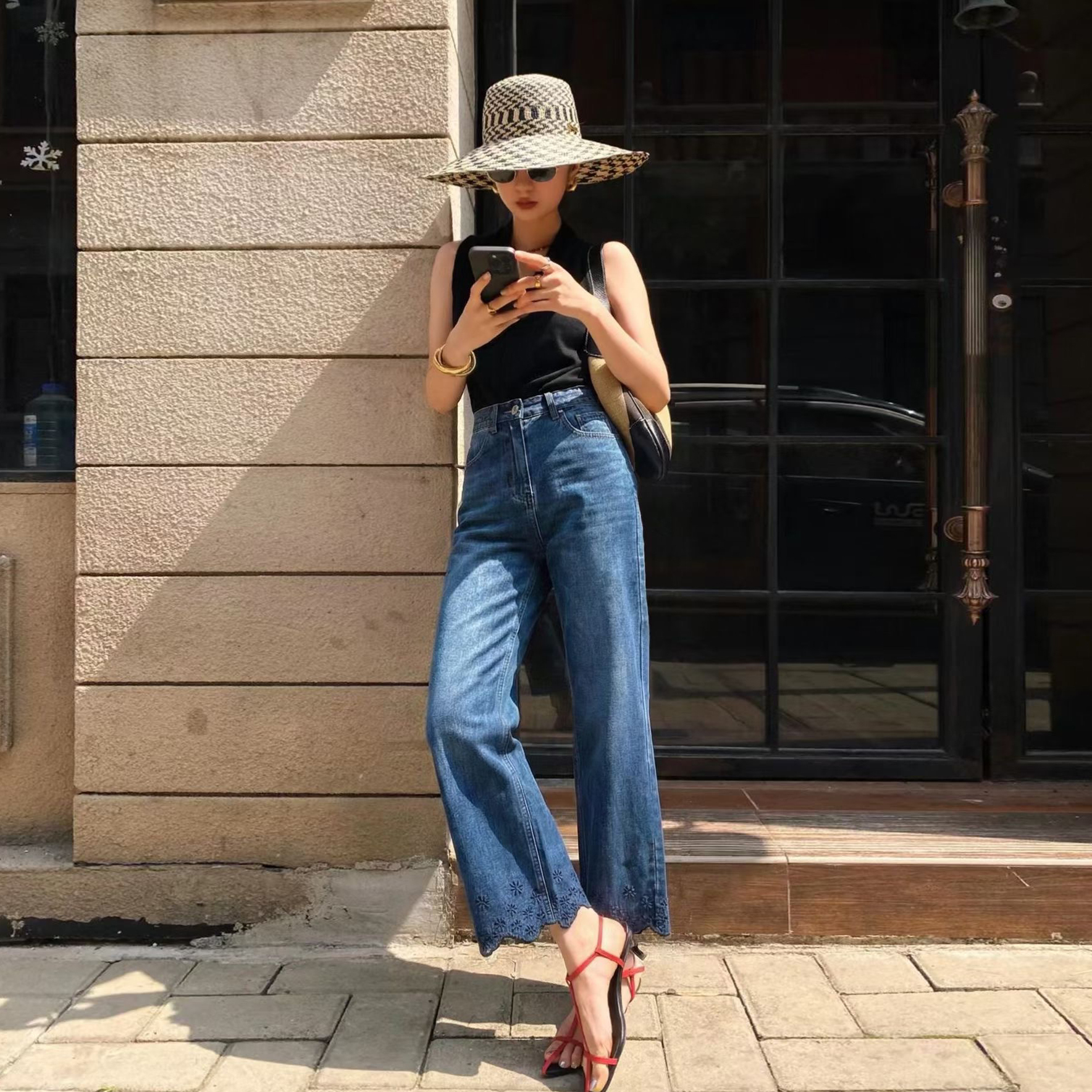 下擺刺繡花瓣滾邊九分直筒牛仔褲S-XXL (Elegant & Love)