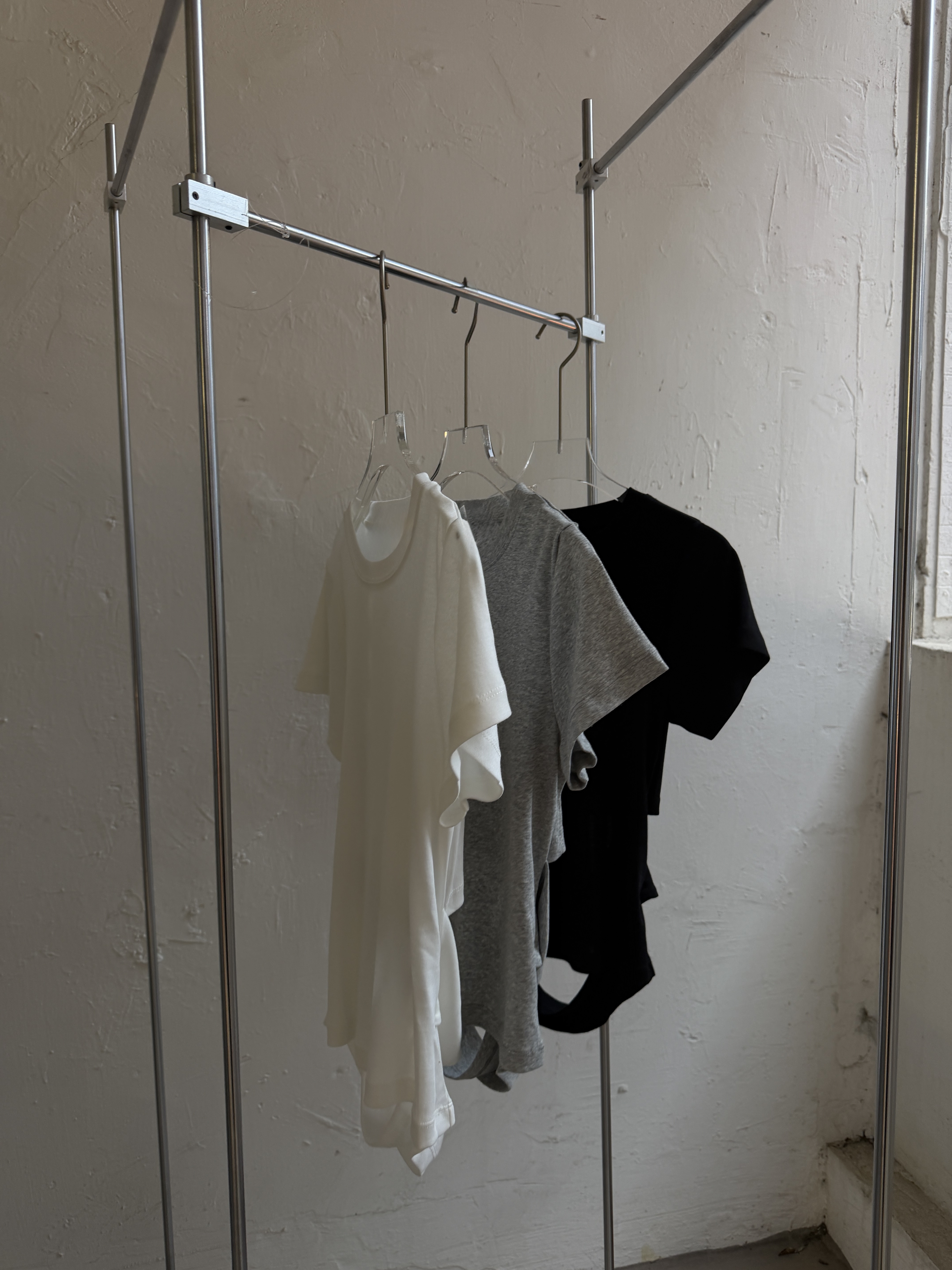 Black twist lock tee