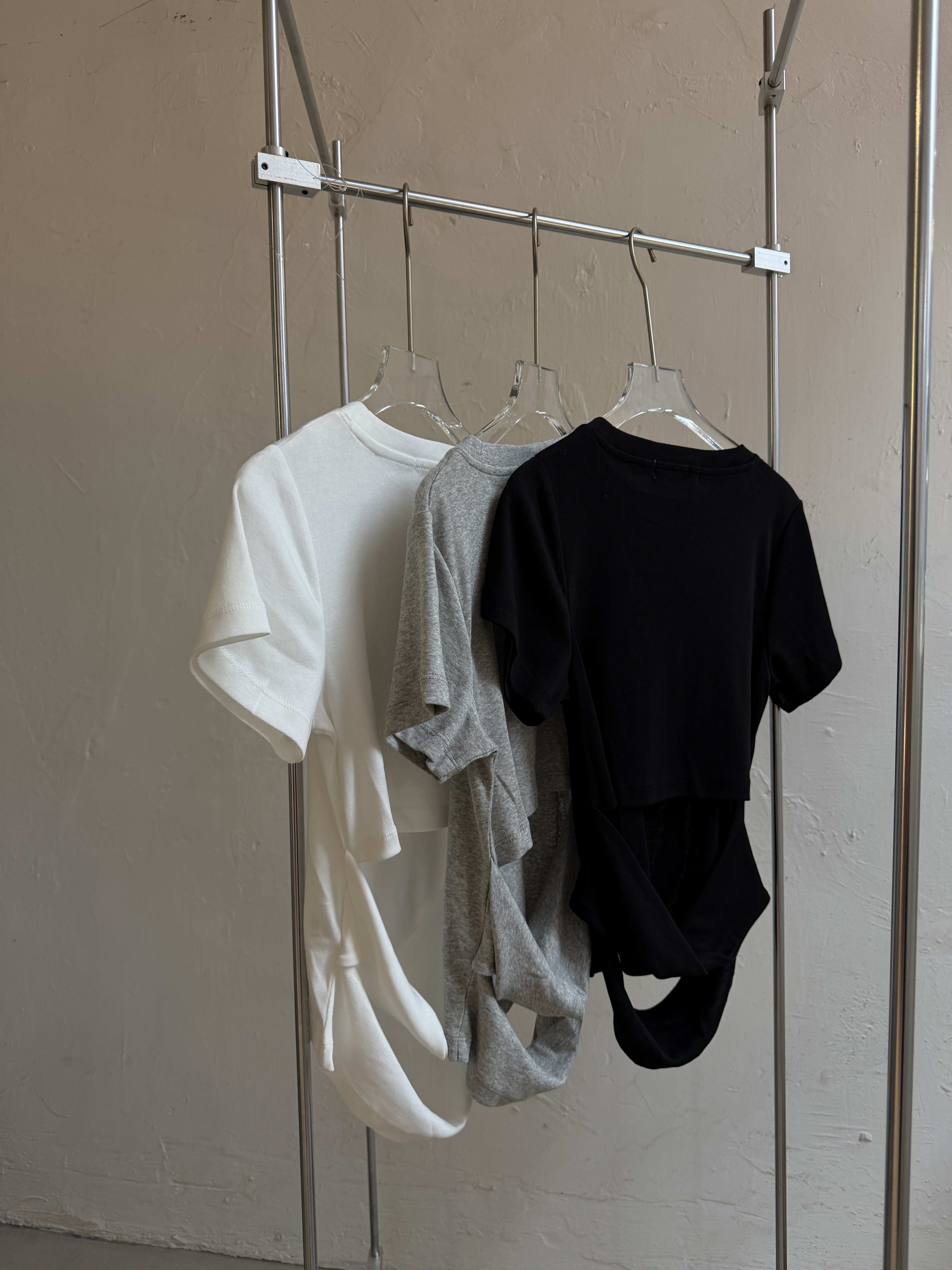 Black twist lock tee