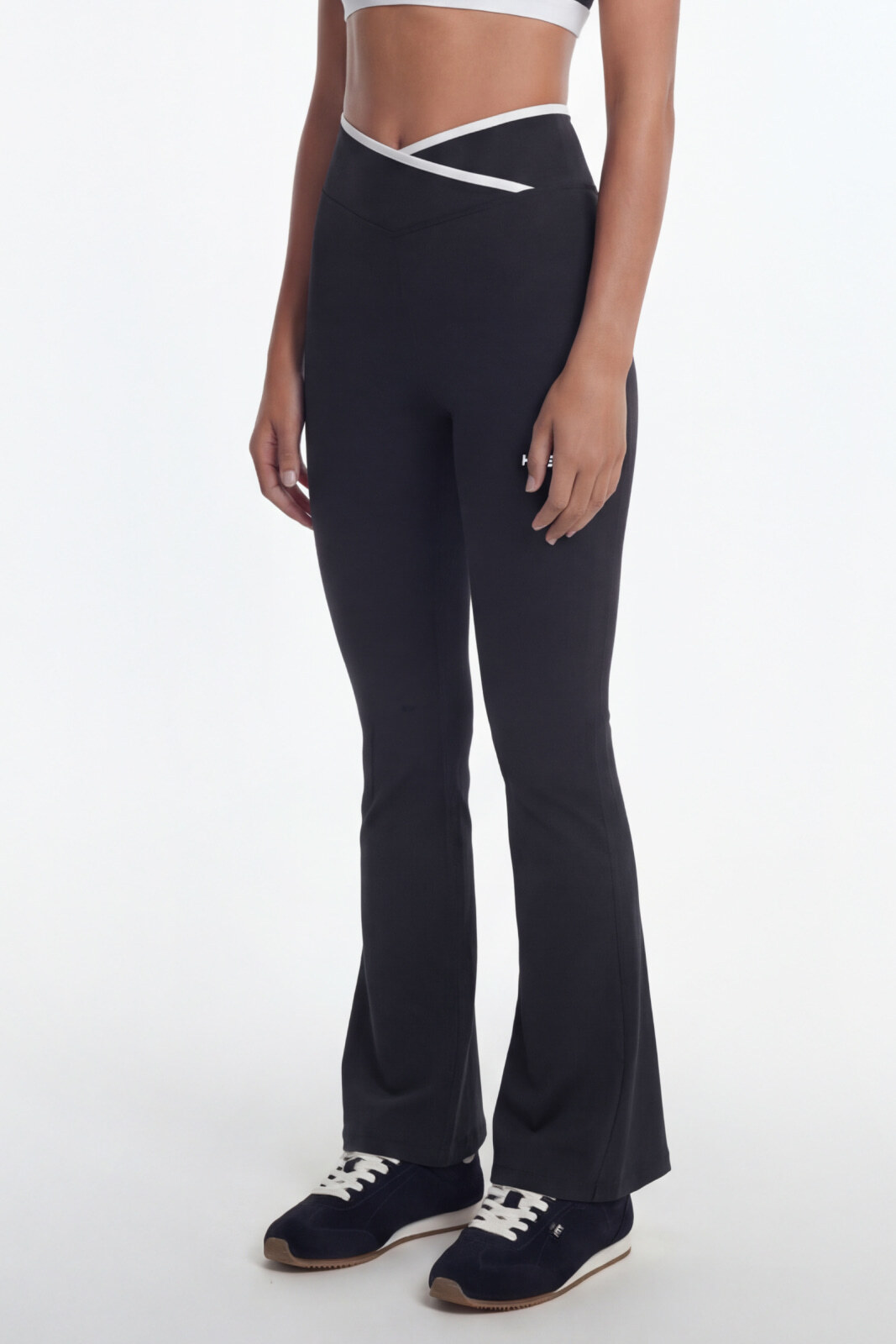 【入LIVECODE一件減至$338😱🔥！】【韓妹大熱運動日常品牌HDEX🔥】Support Cross Bootcut Leggings