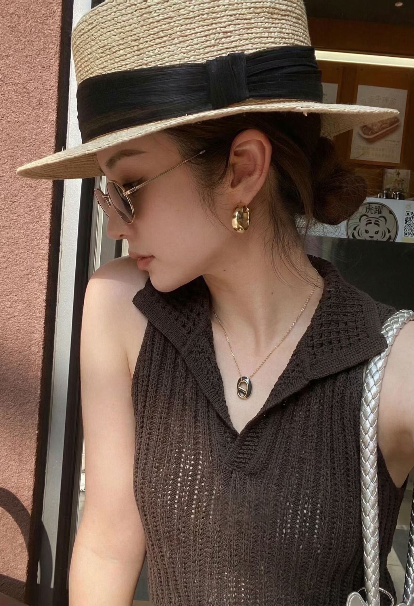 巧克力色翻領涼感洞洞針織背心上衣-S-L (Elegant & Love)