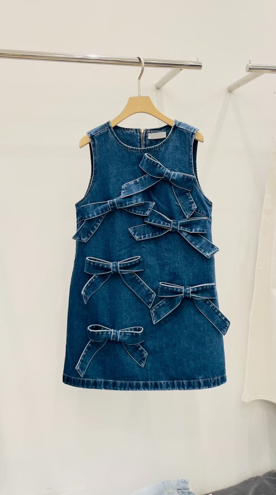 立體多蝴蝶結造型圓領牛仔背心短洋裝-F / 2色