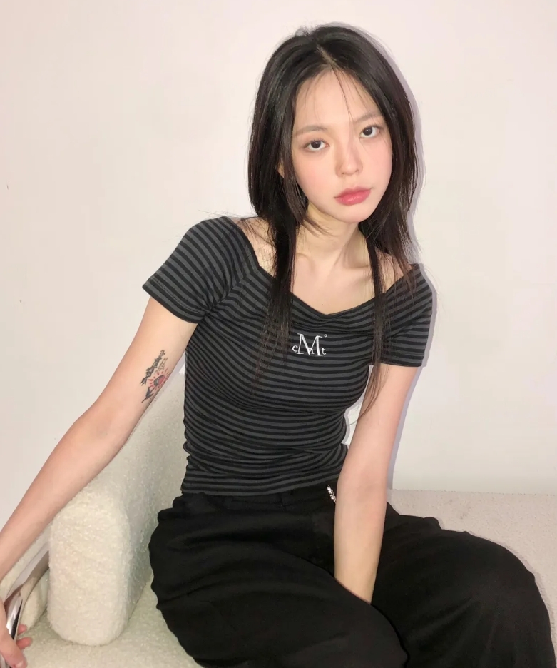 （現貨）韓牌 MUCENT EMMA 露肩 條紋 短T P0000BDQ