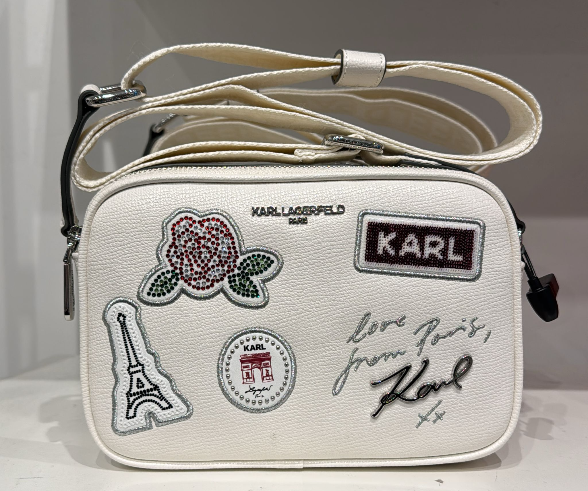 【預購】H041661 Karl Lagerfeld 巴黎徽章貼飾相機包