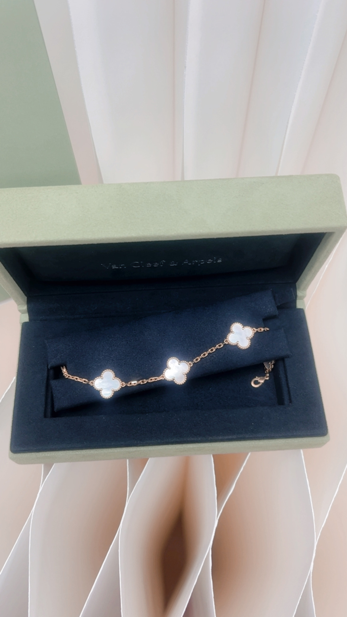 Vca vintage alhambra 5-motif bracelet (white mother-of-pearl/ 18k gold)