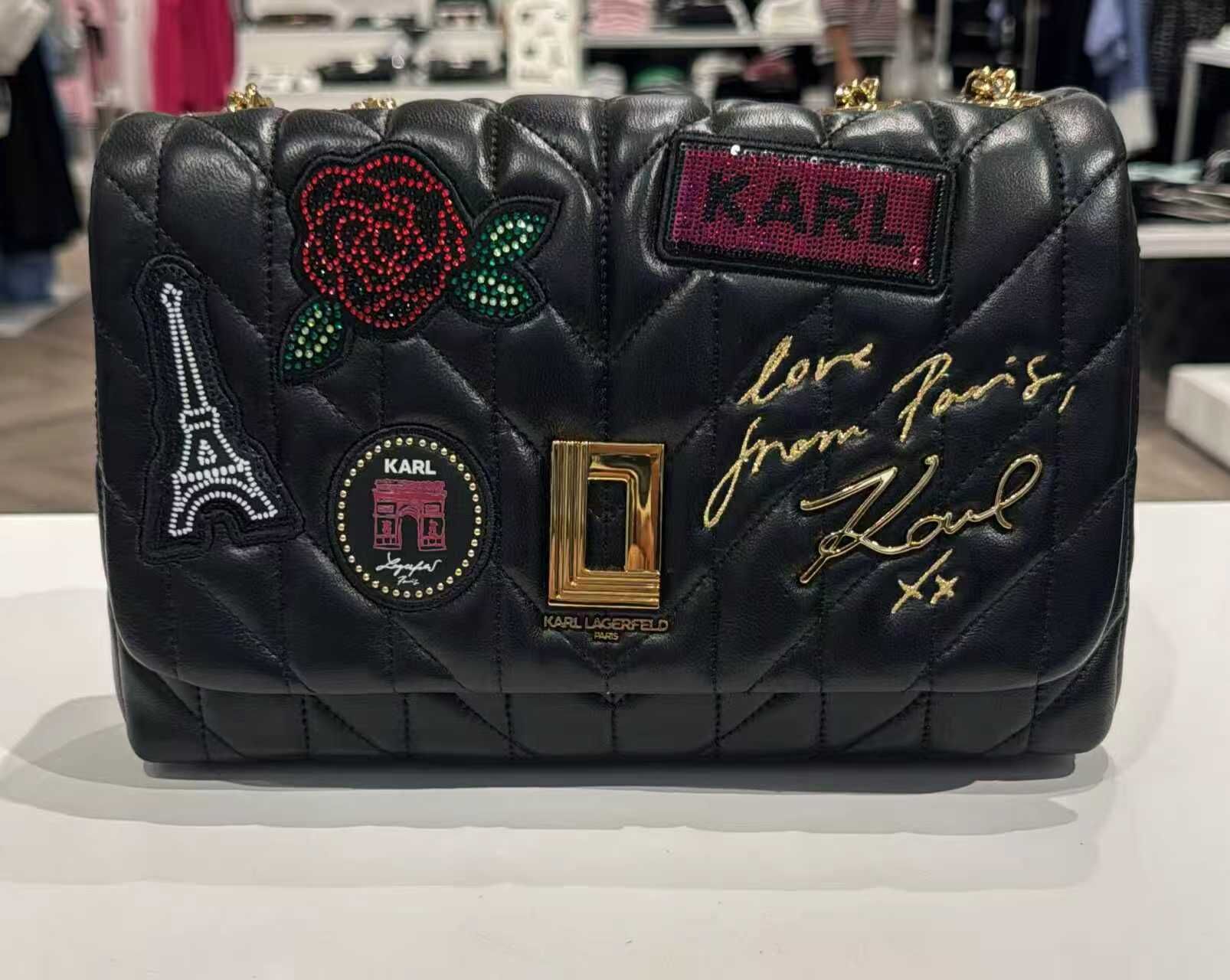 【預購】H041664 Karl Lagerfeld  巴黎徽章貼飾絎縫翻蓋斜背包